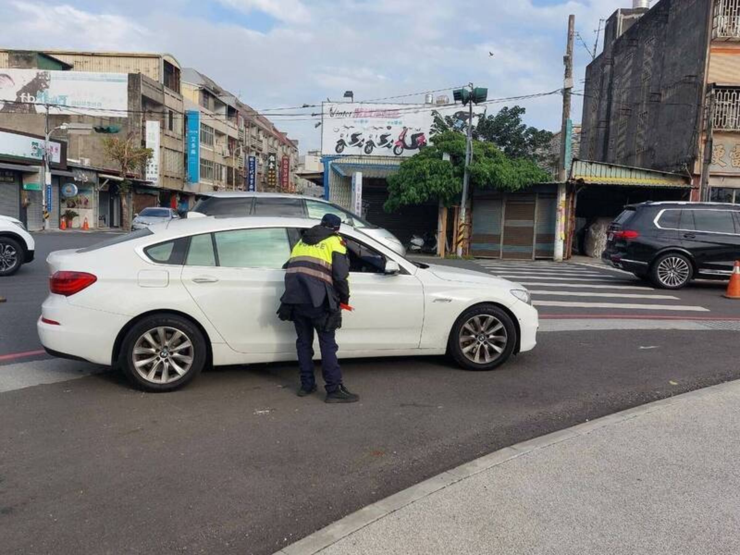 彰化一名男子去年被認定未禮讓行人,挨罰6000元,他不服提告,獲法官撤銷罰單,圖為彰化警方取締示意圖。(彰化縣警局提供)