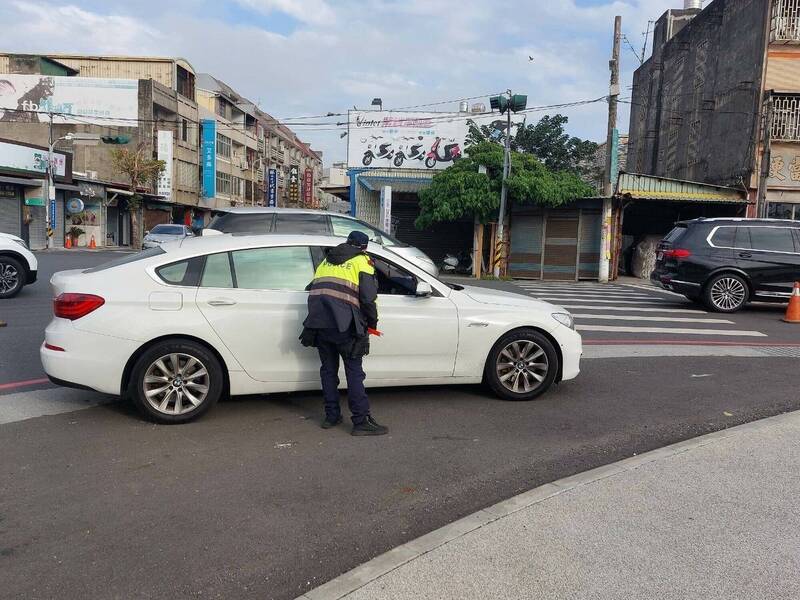彰化一名男子去年被認定未禮讓行人,挨罰6000元,他不服提告,獲法官撤銷罰單,圖為彰化警方取締示意圖。(彰化縣警局提供)
