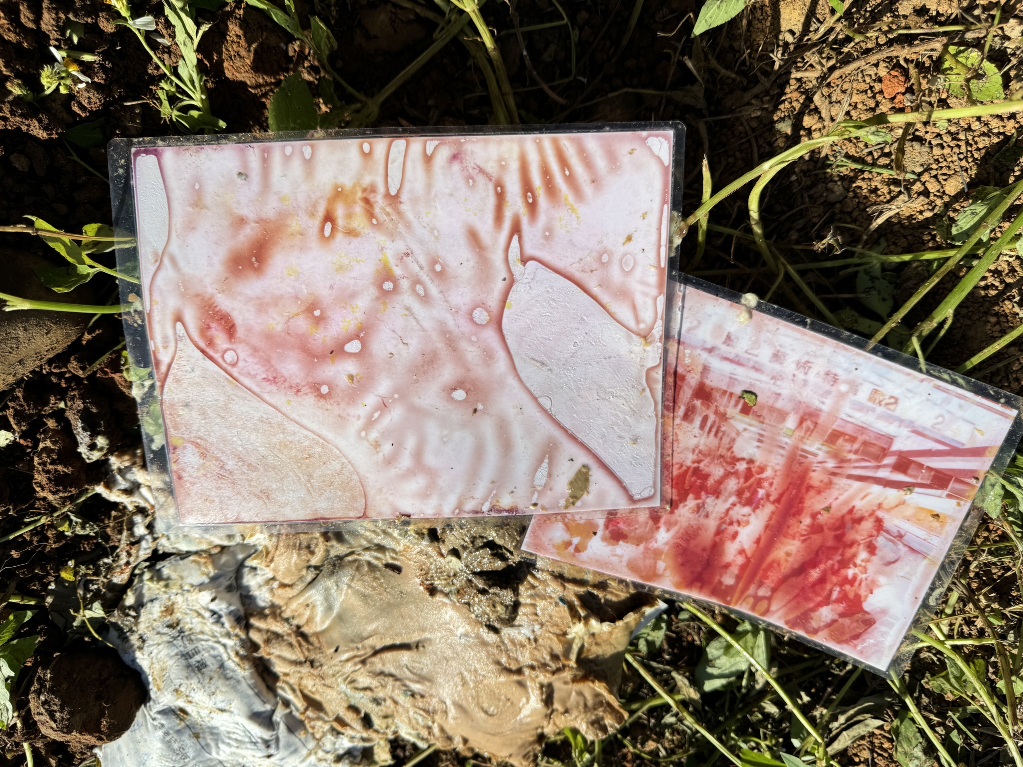 桃園市立中興國中時空膠囊裡珍藏的照片禁不住時間的摧殘，只剩下模糊的紅色殘影。（翻攝Facebook@桃園市立中興國中）