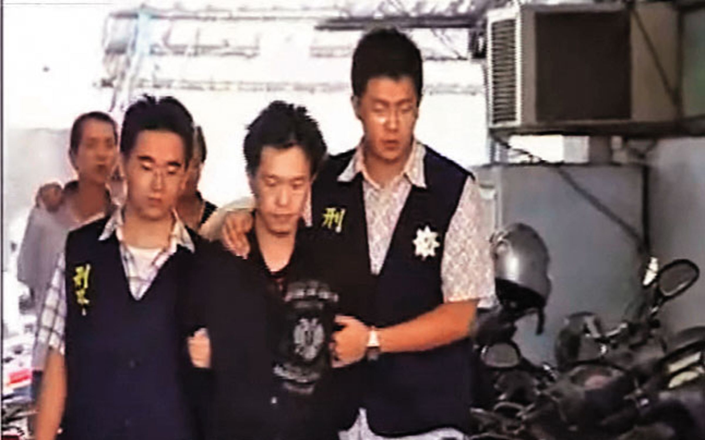 警方掌握死者的前男友簡姓男子（前中）涉有重嫌，循線將他逮捕。（東森新聞提供）