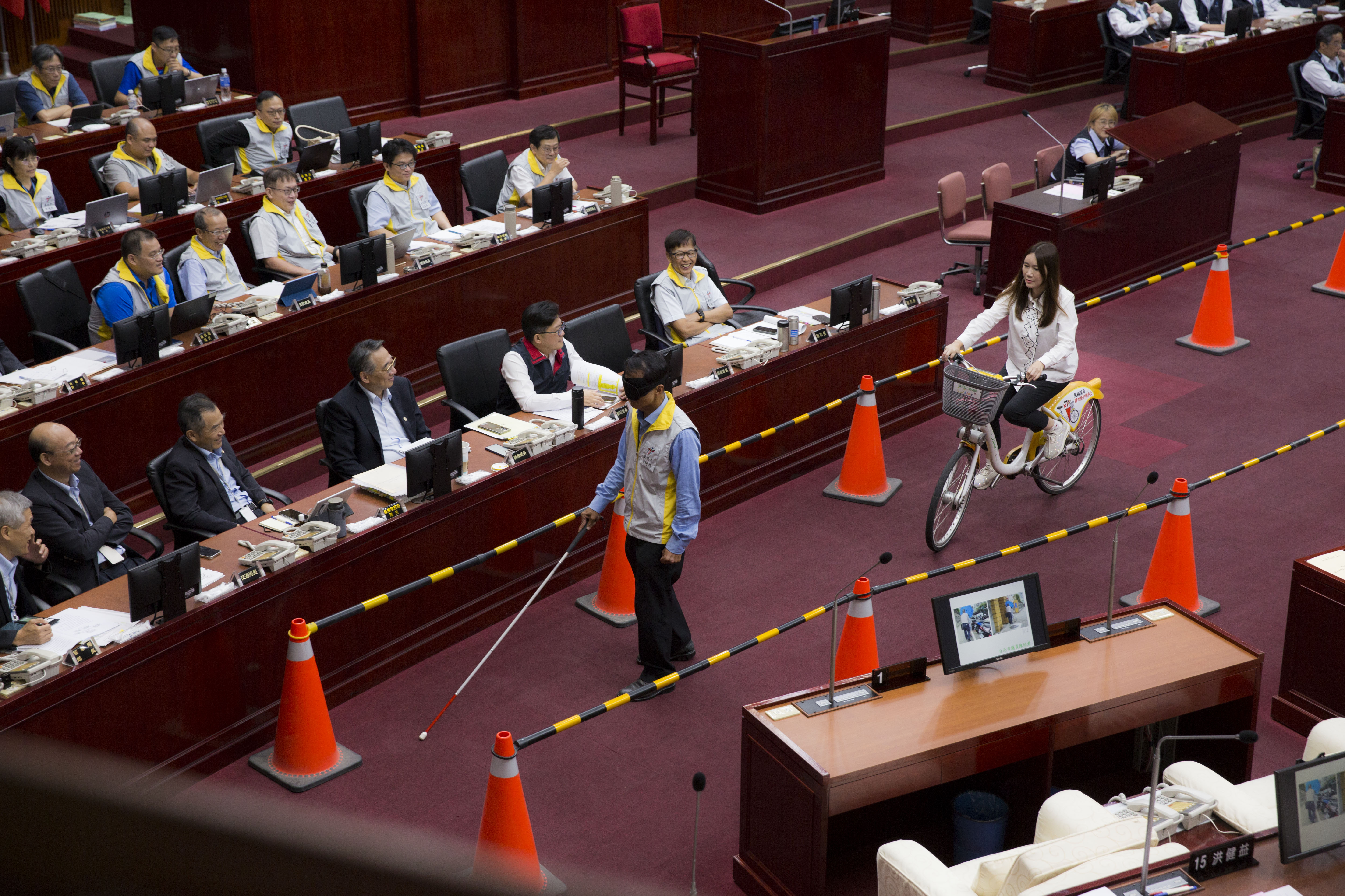 台北市議員陳怡君今讓交通局長謝銘鴻在議會擬真體驗視障者日常出行的困難。（陳怡君辦公室提供）