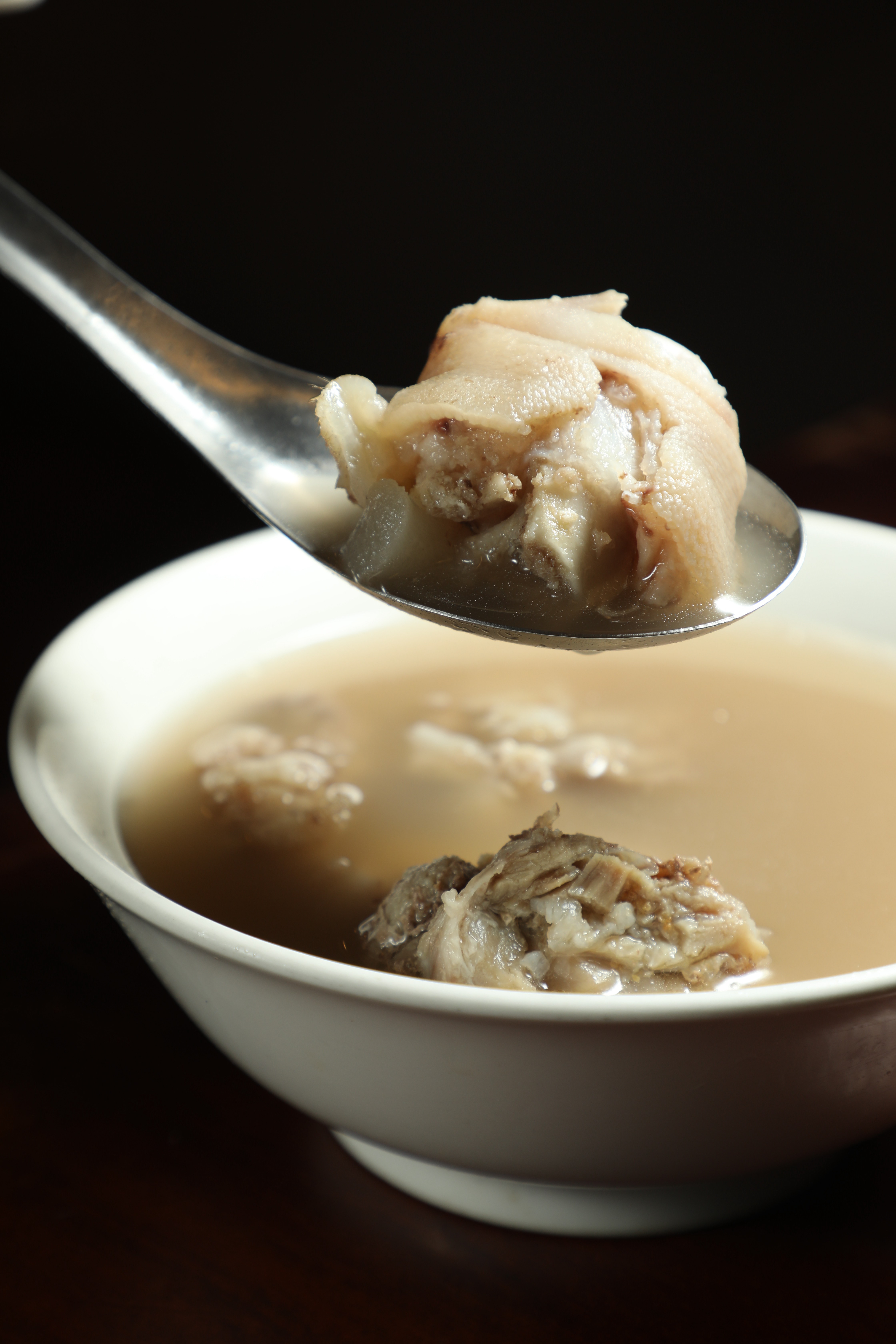 肉粽泰「豬腳湯」以大骨慢火熬湯，湯頭充滿膠質，是許多熟客搭配肉粽的經典組合。（60元／碗）