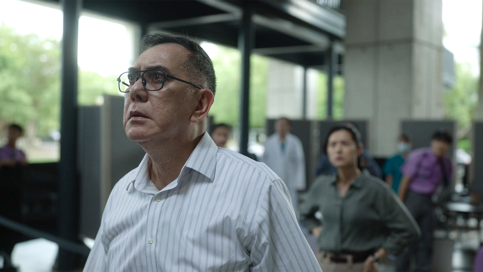 黃秋生力挺導演周冠威，在《自殺通告》飾演校長。（本萃電影提供）