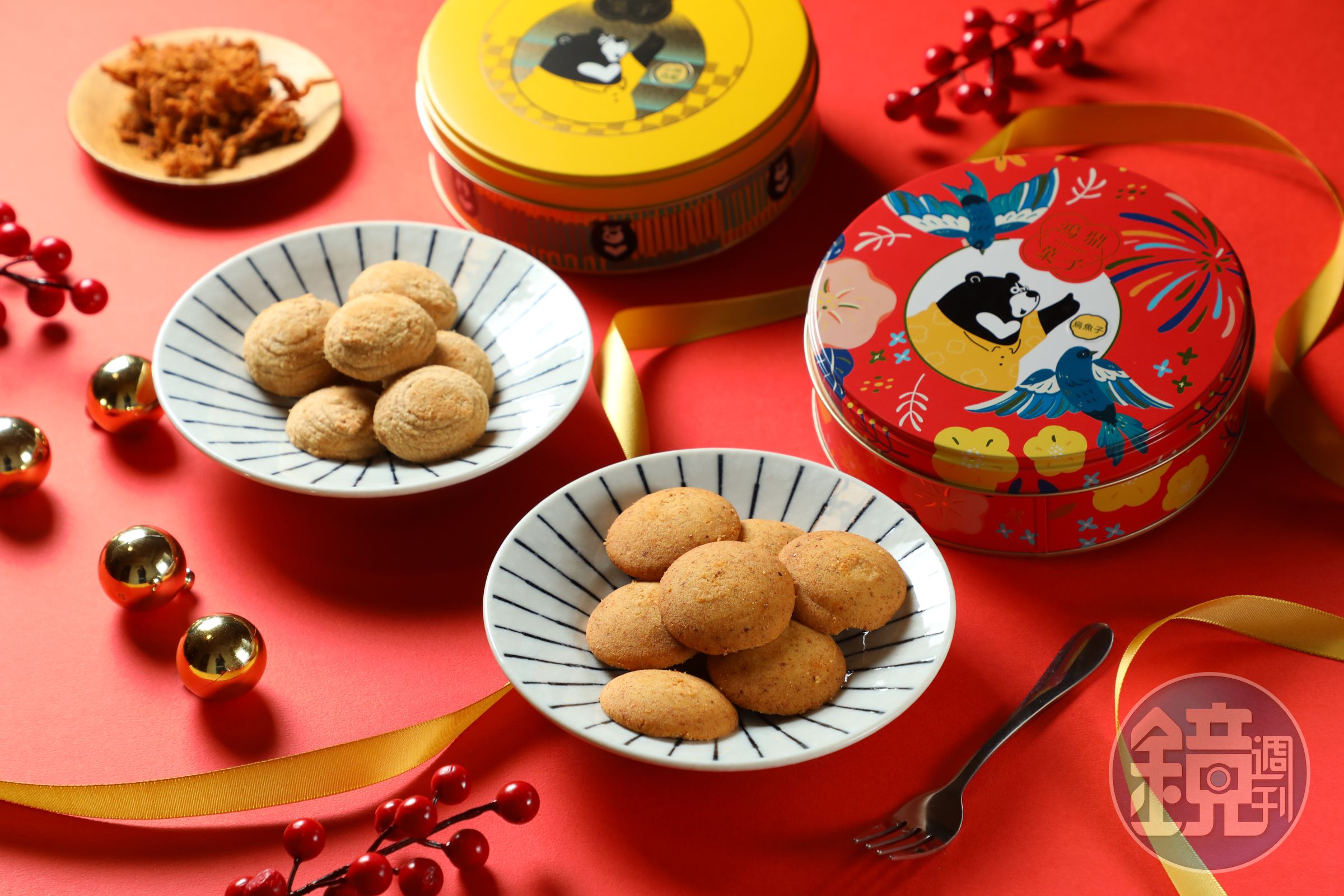鴻鼎菓子的台灣黑熊曲奇餅也有甜鹹口味,像是限量開賣的「精裝版深海烏魚子曲奇」(右,787元/盒)與經典不敗的肉鬆口味「小時肉鬆曲奇餅」(左,506元/盒)。