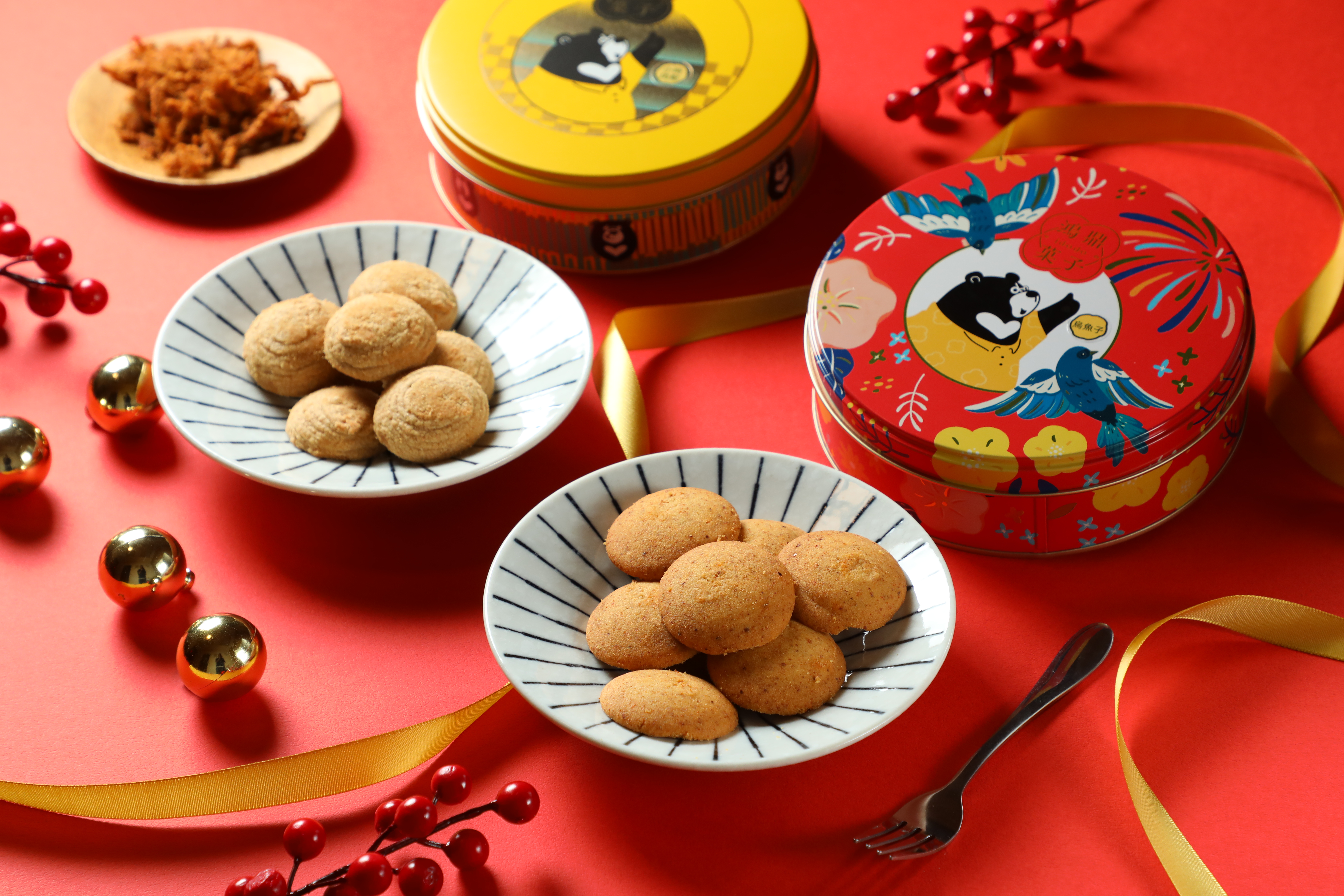 鴻鼎菓子的台灣黑熊曲奇餅也有甜鹹口味，像是限量開賣的「精裝版深海烏魚子曲奇」（右，787元／盒）與經典不敗的肉鬆口味「小時肉鬆曲奇餅」（左，506元／盒）。