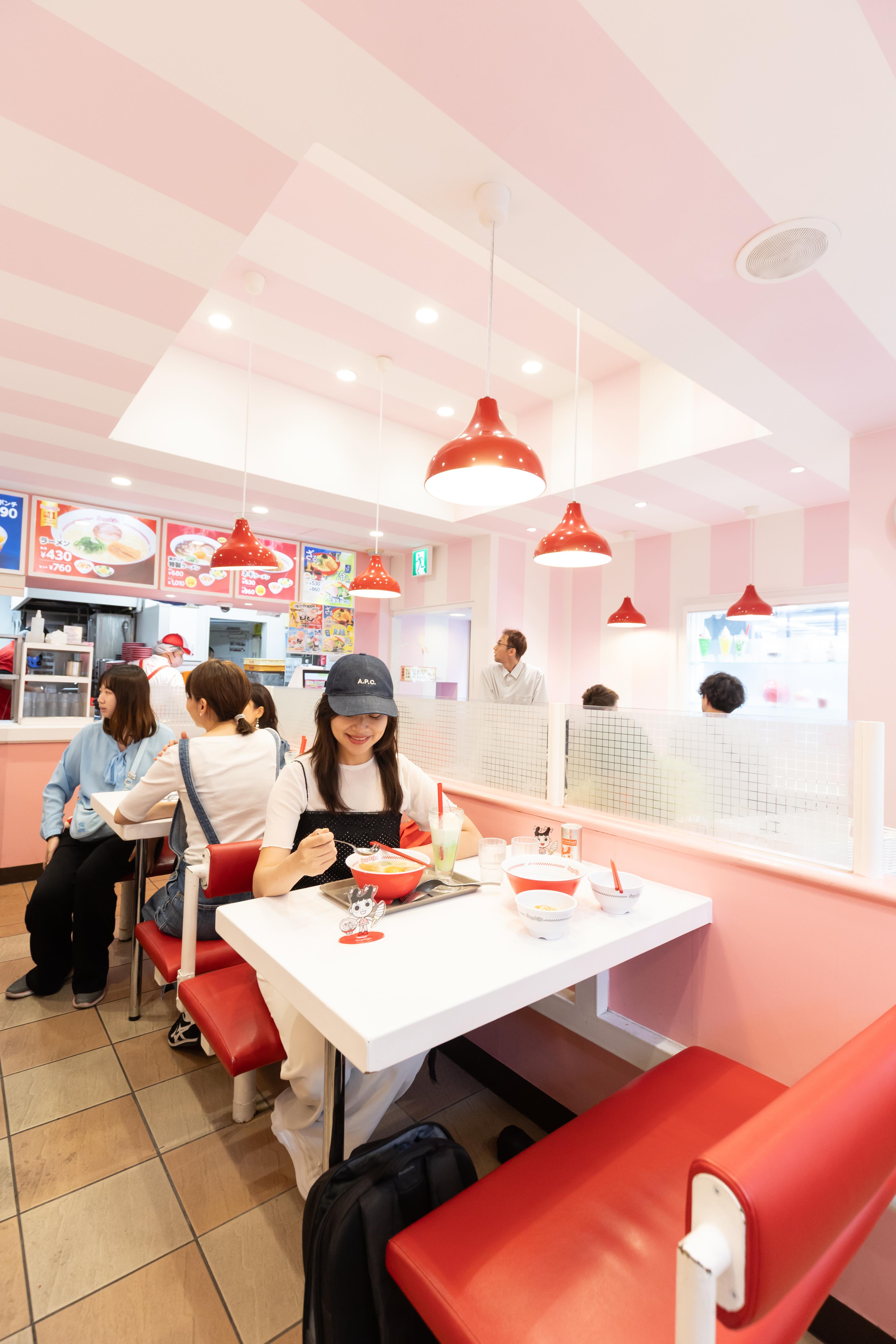 大須店裝潢以1970年代的スガキヤ門市為靈感，營造昭和時代氛圍。