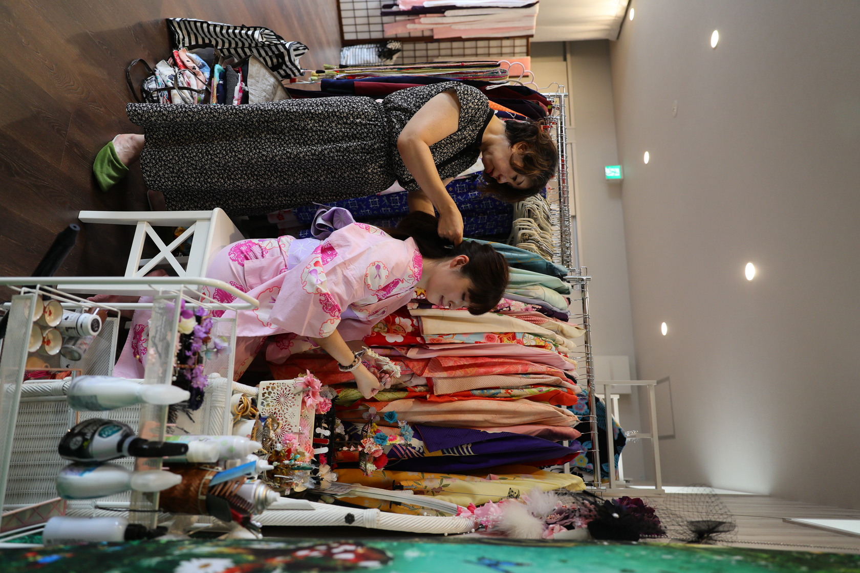 「梅戀 和服租借 松島店」由老闆娘一人張羅所有事物,包含盤髮、服飾造型等等。
