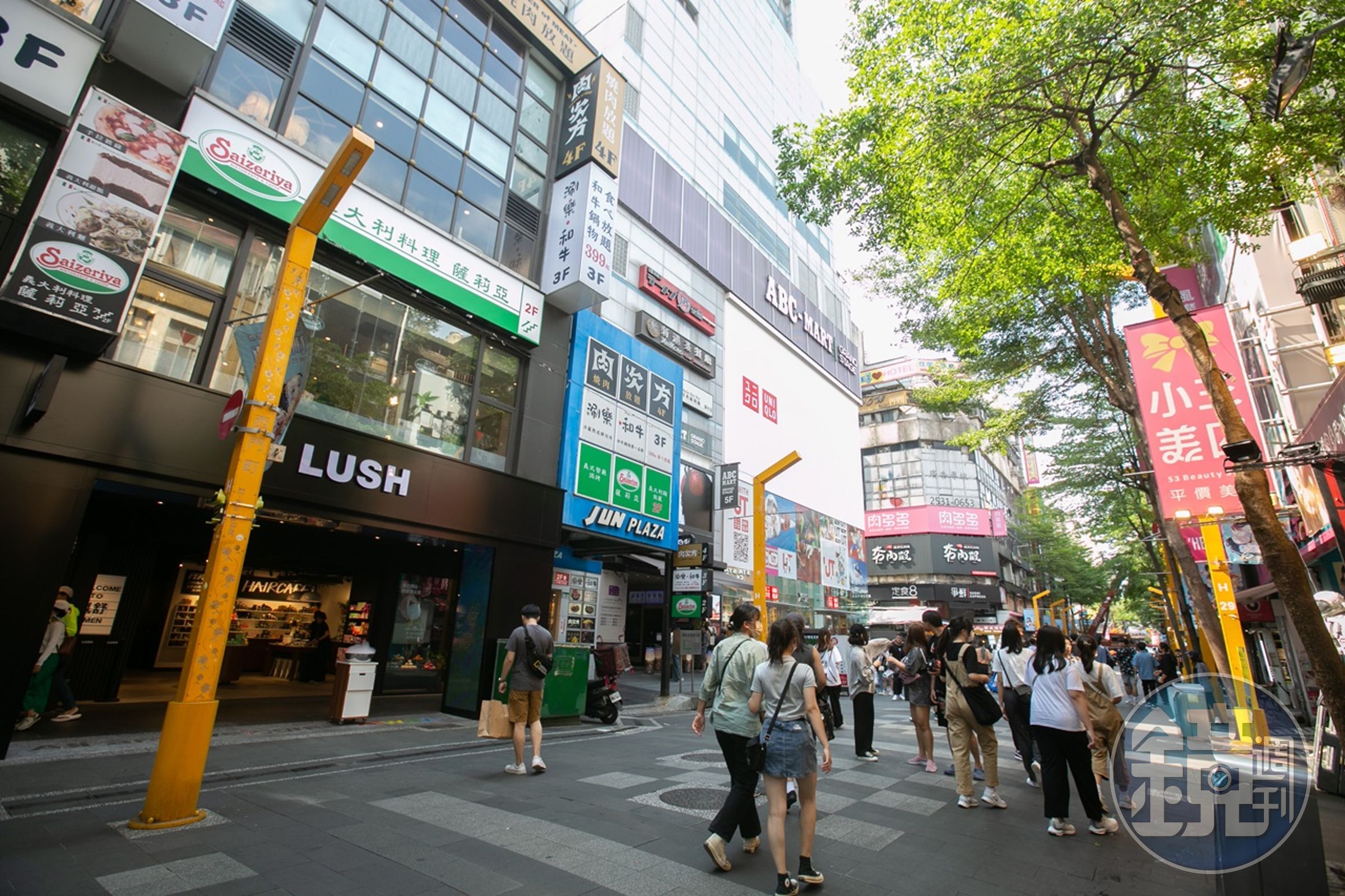 有民眾帶韓籍家人到西門町路邊買芒果，一顆竟要價860元。（本刊資料照）