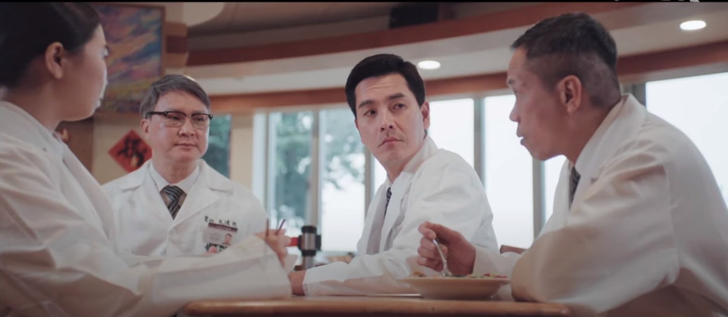 王傳一飾演葉明憲醫師在中醫師群中是菜鳥。（大愛提供）