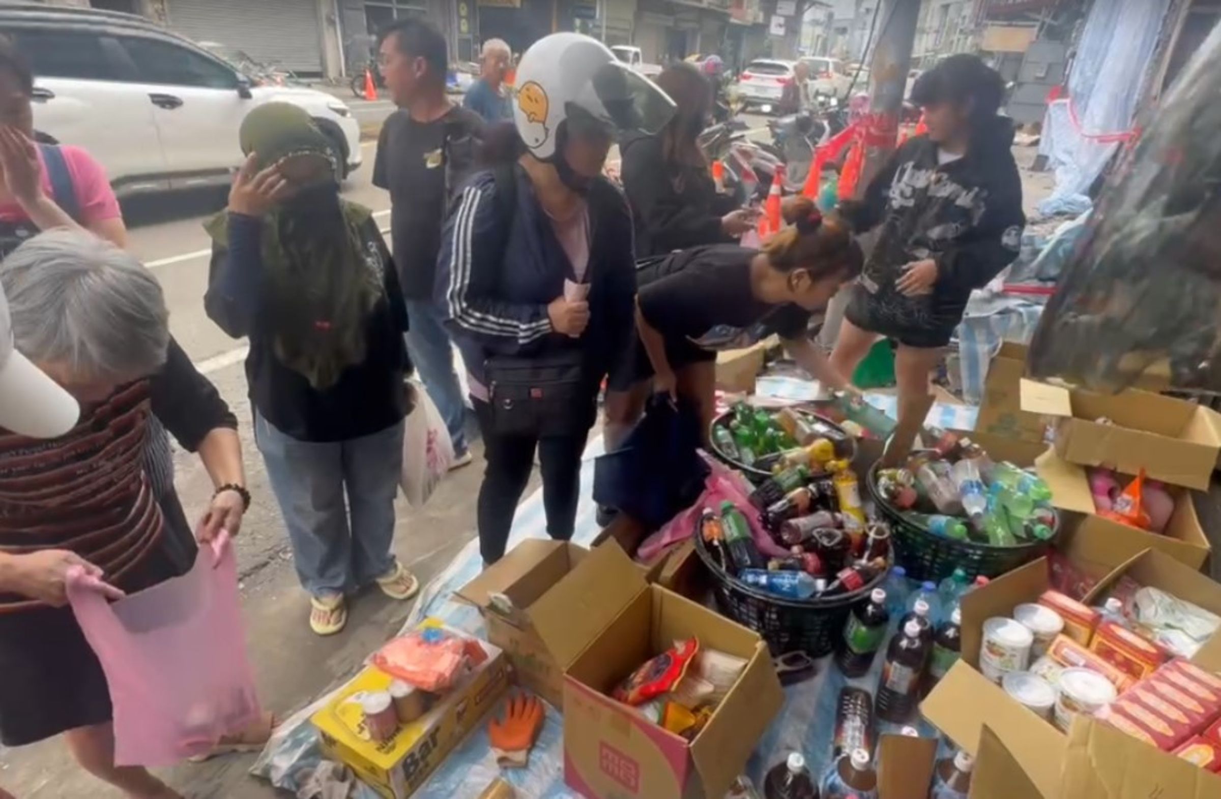 新竹市高翠路遭氣爆的麵包店今日進行拍賣出清，鄰里熱情支持。（翻攝畫面）