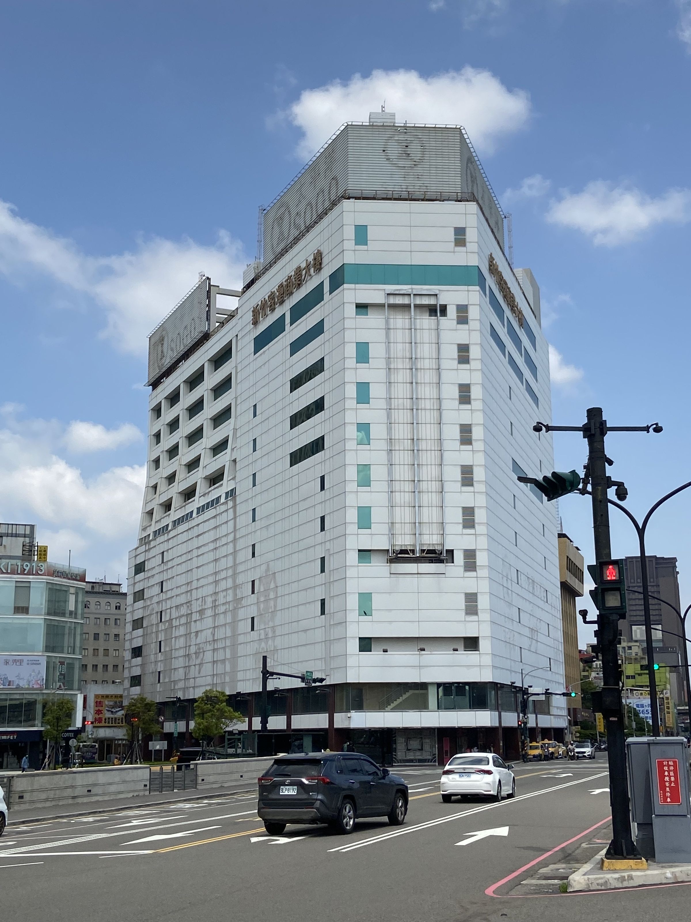 SOGO新竹站前店陪伴新竹市民近20年，於2019年8月底因租約到期收攤。