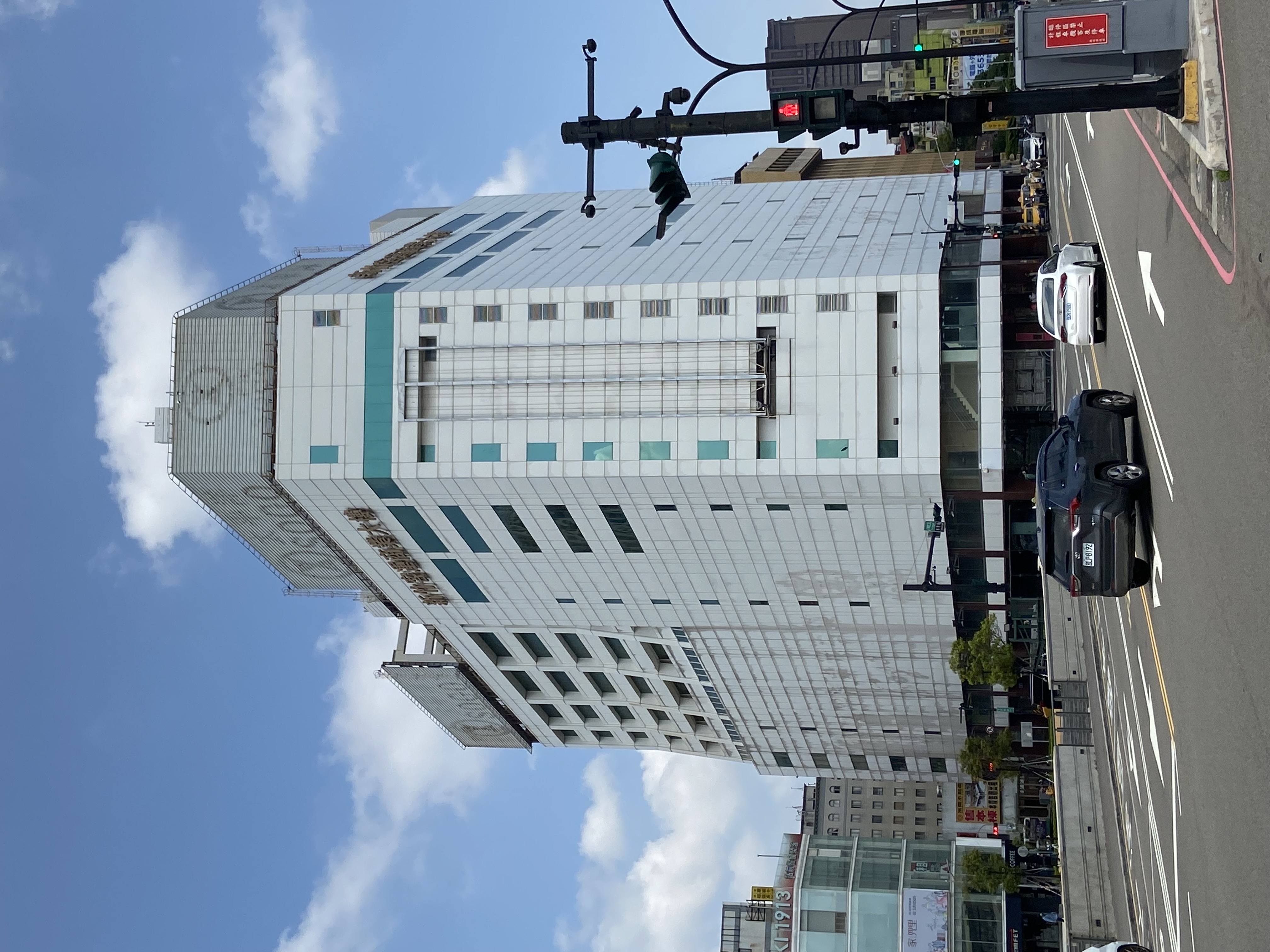 SOGO新竹站前店陪伴新竹市民近20年，於2019年8月底因租約到期收攤。