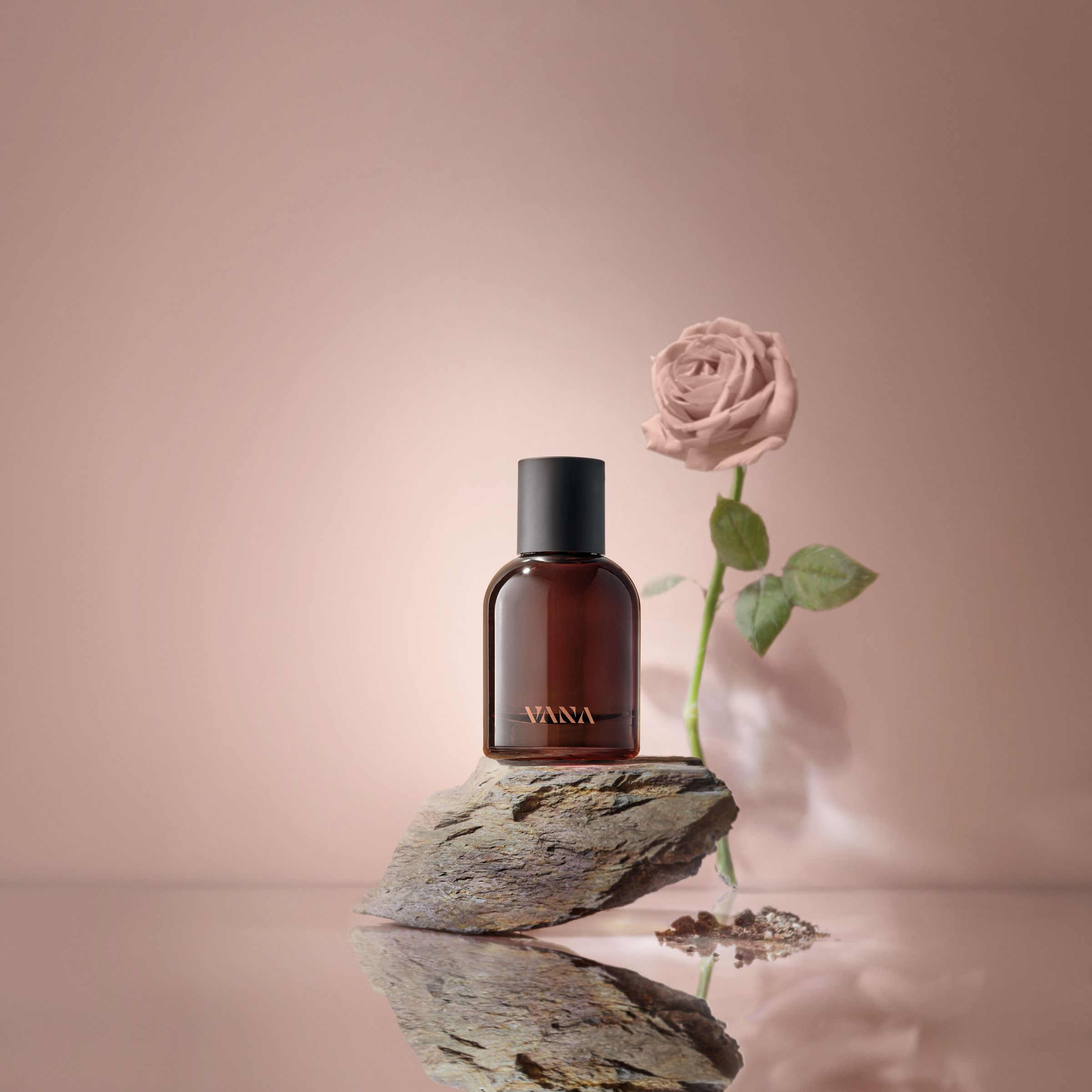 VANA北歐花園淡香精(Garden harmony Eau de Parfum)靈感源自踏進春季北歐花園的欣然愉悅, 華麗玫瑰與微妙大膽的胡椒為主要香調。50ml/NT$1,880(VANA提供)