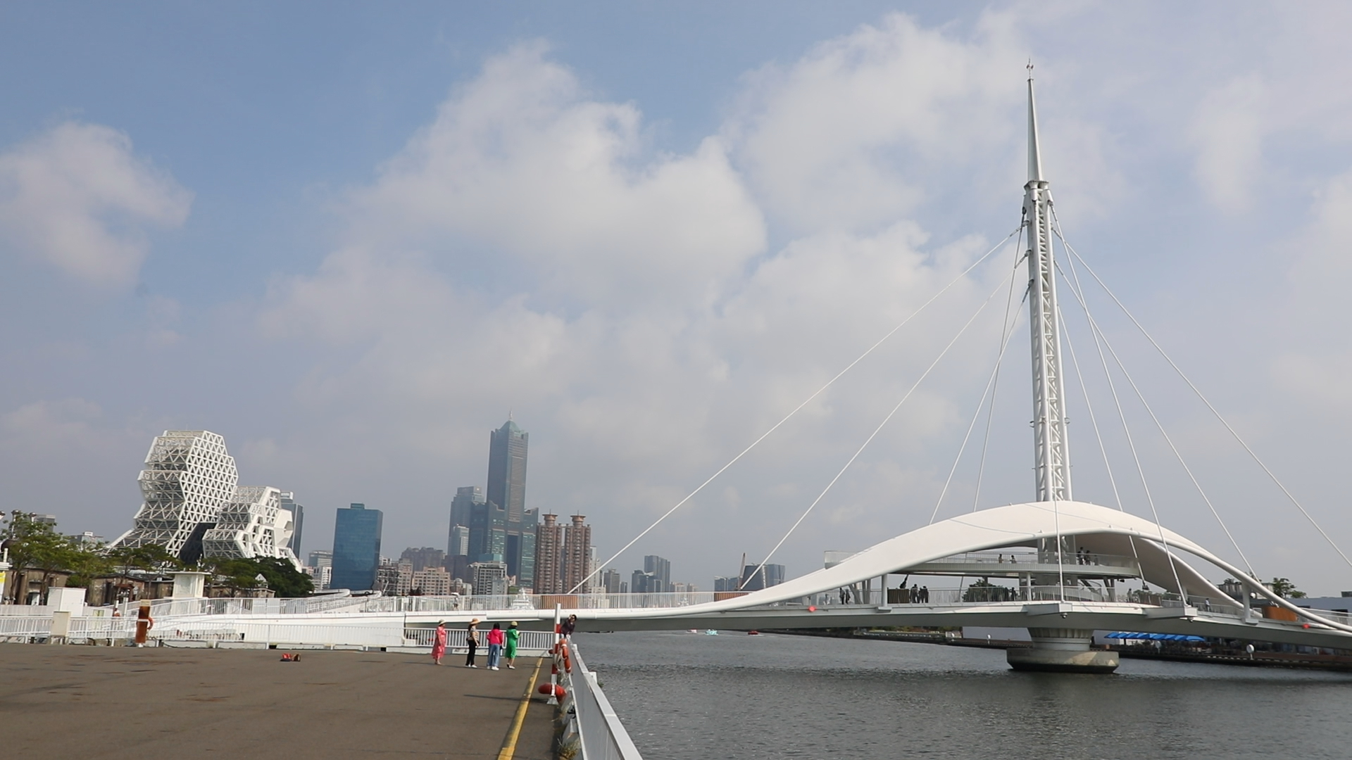 長110公尺的大港橋是亞洲最長的跨港旋轉橋。