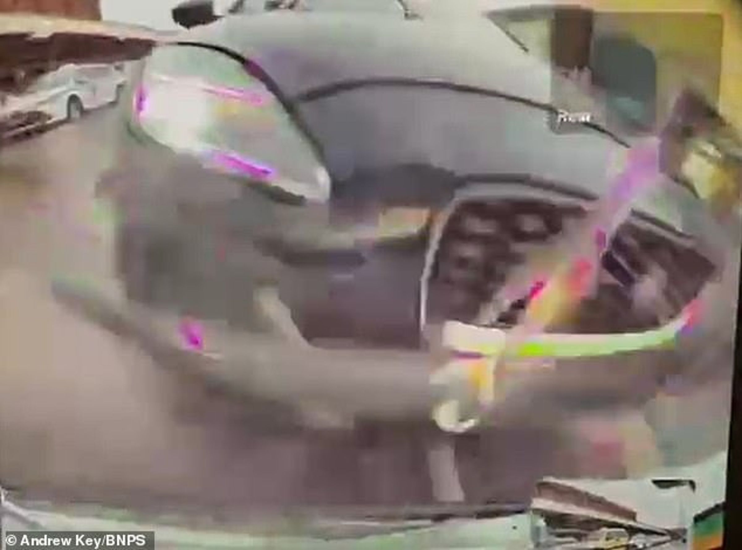 Jaguar往前撞到特斯拉。(翻自《每日郵報》)