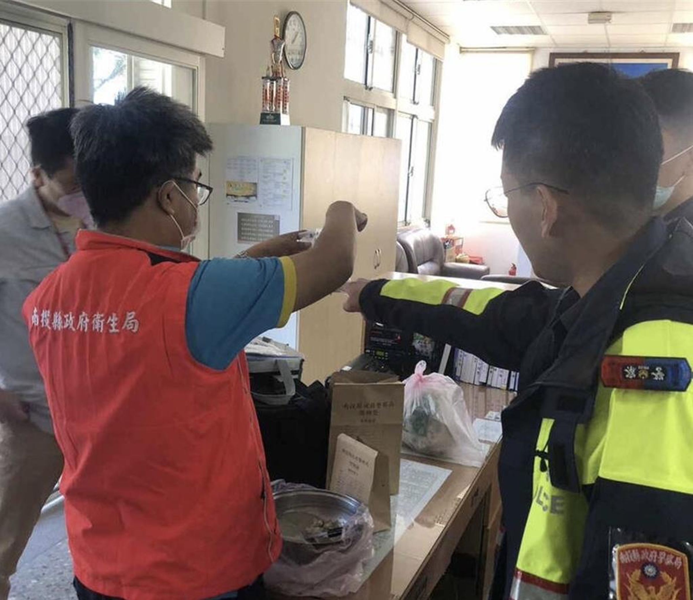南投一間小吃店老闆25日晚間煮河豚肉宴請朋友，今早被發現疑似中毒身亡，警方將食物帶回送驗，釐清是否有毒性。（翻攝照片）