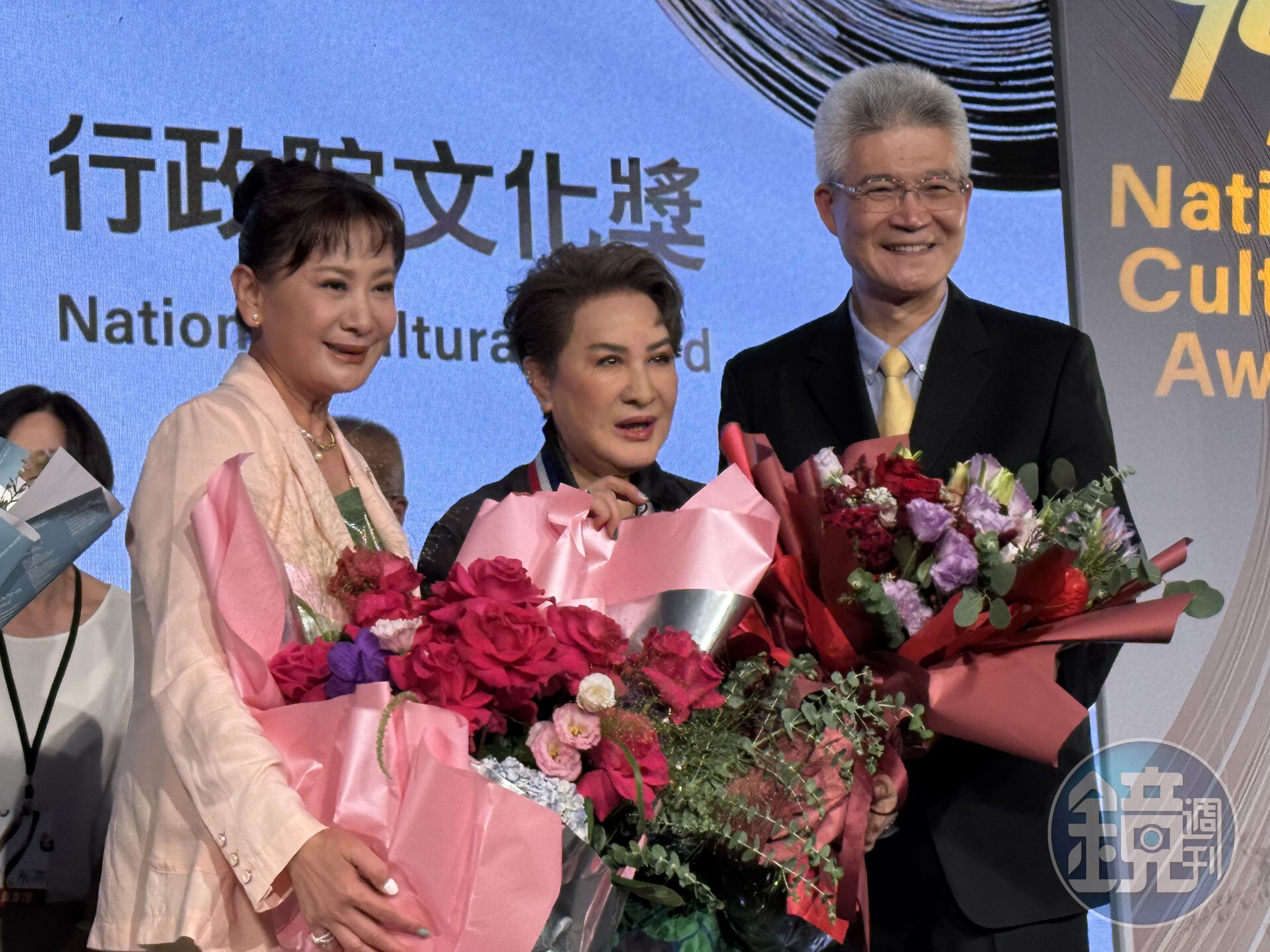 楊麗花和陳亞蘭與公廣集團胡元輝開心合影。