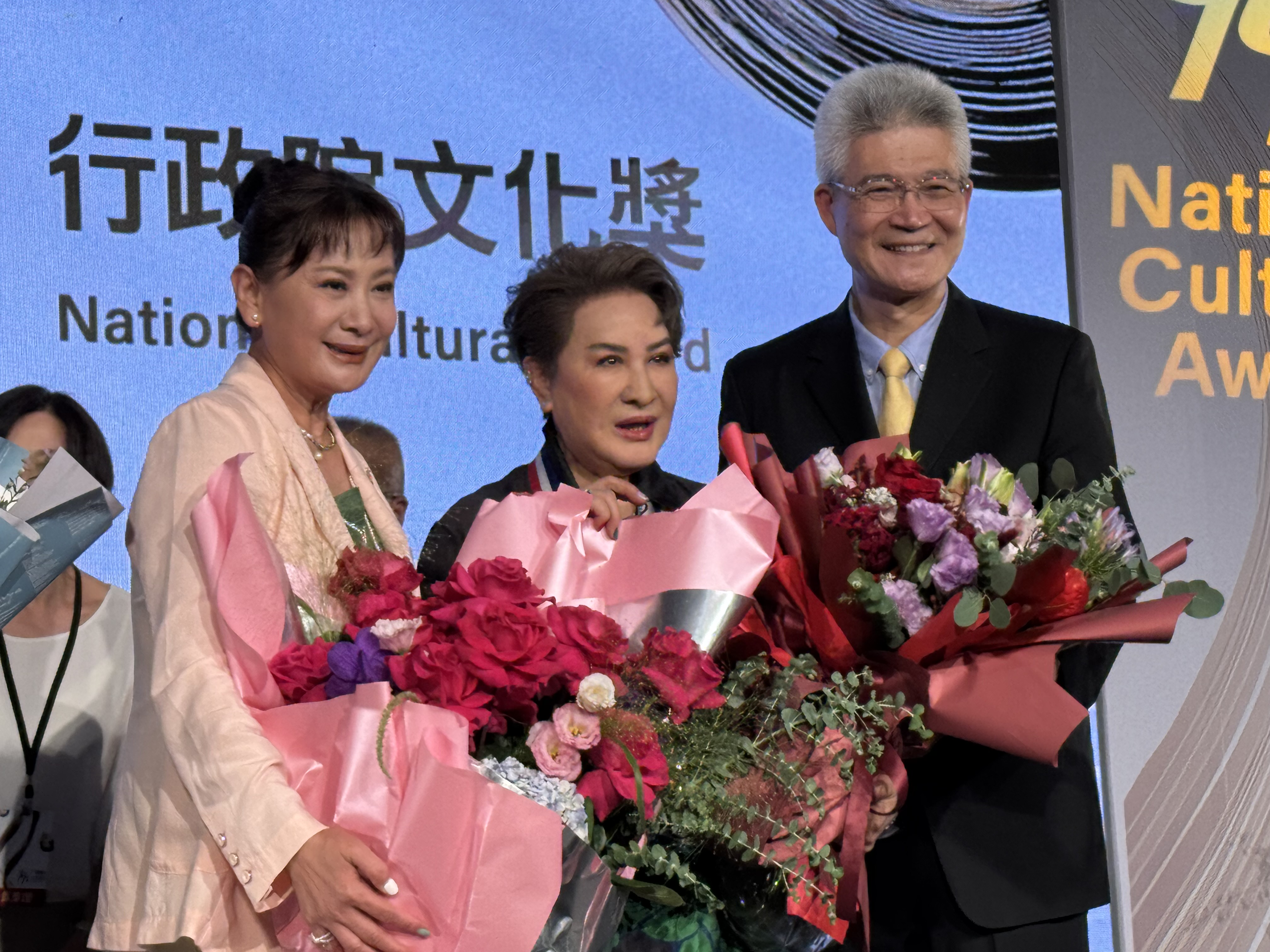 楊麗花和陳亞蘭與公廣集團胡元輝開心合影。