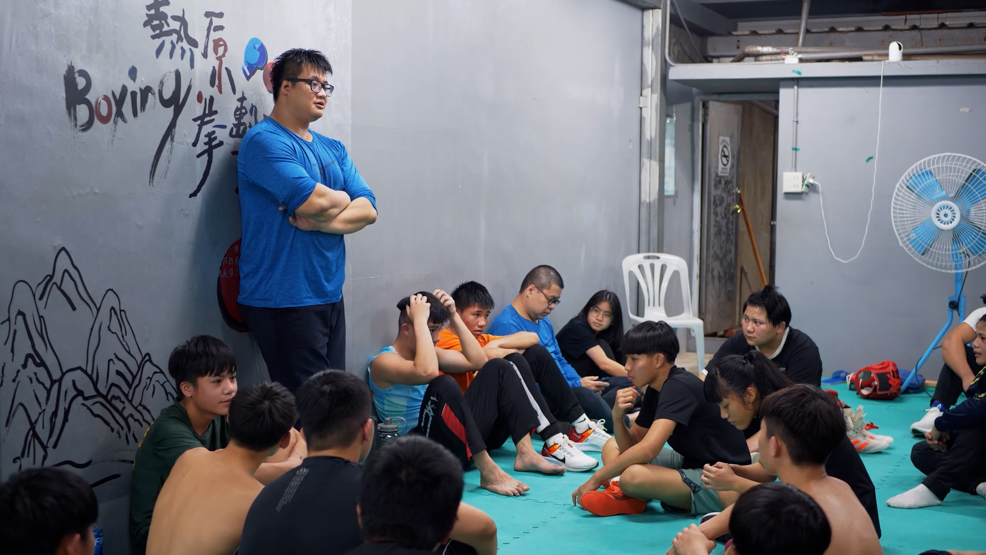陳哲宇不僅教孩子們打拳，更是陪伴他們成長的人生引導員。（舊視界文化藝術提供）