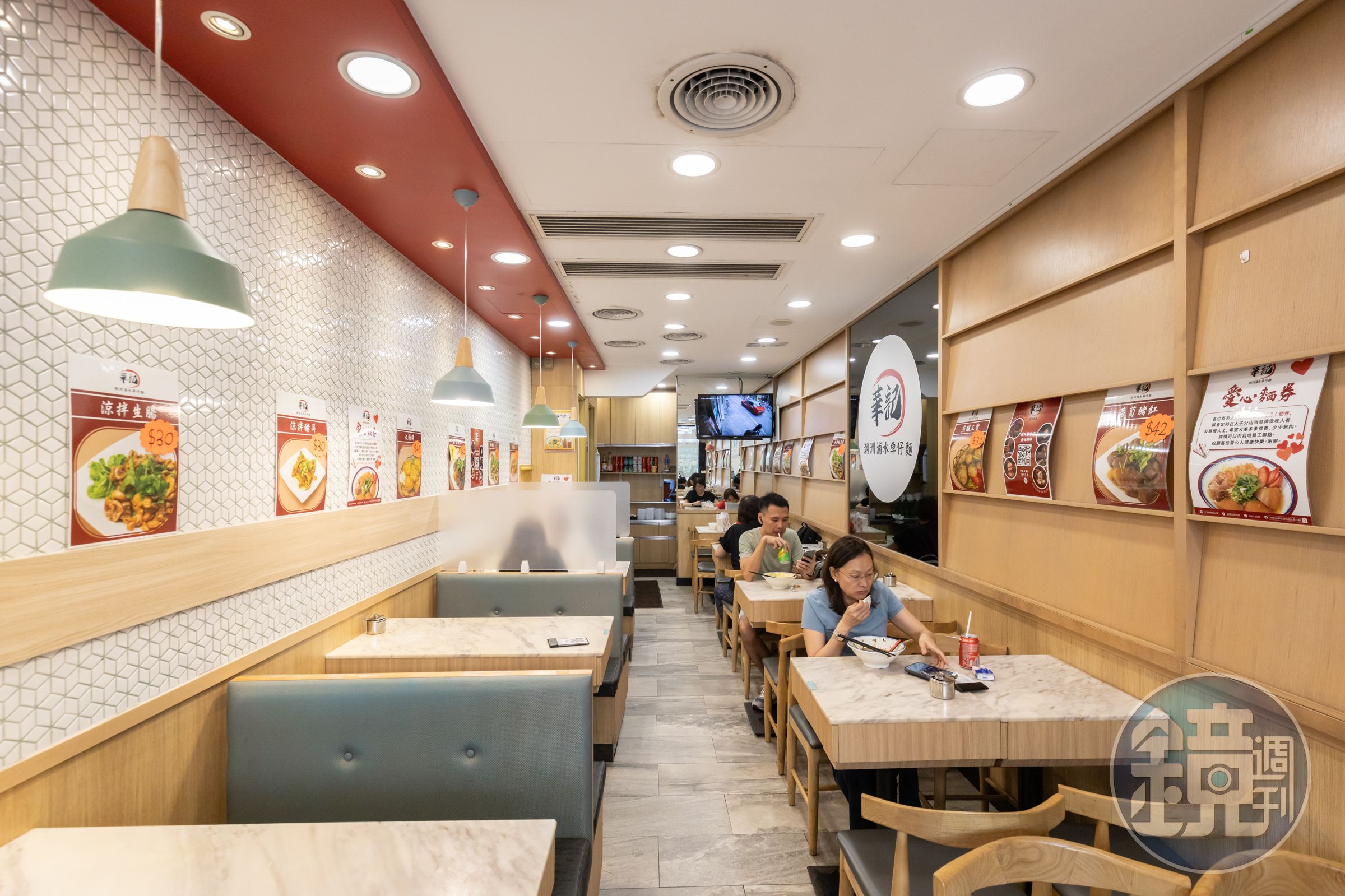 「華記潮州滷水車仔麵」的用餐空間舒適潔淨，餐具都藏在抽屜裡。