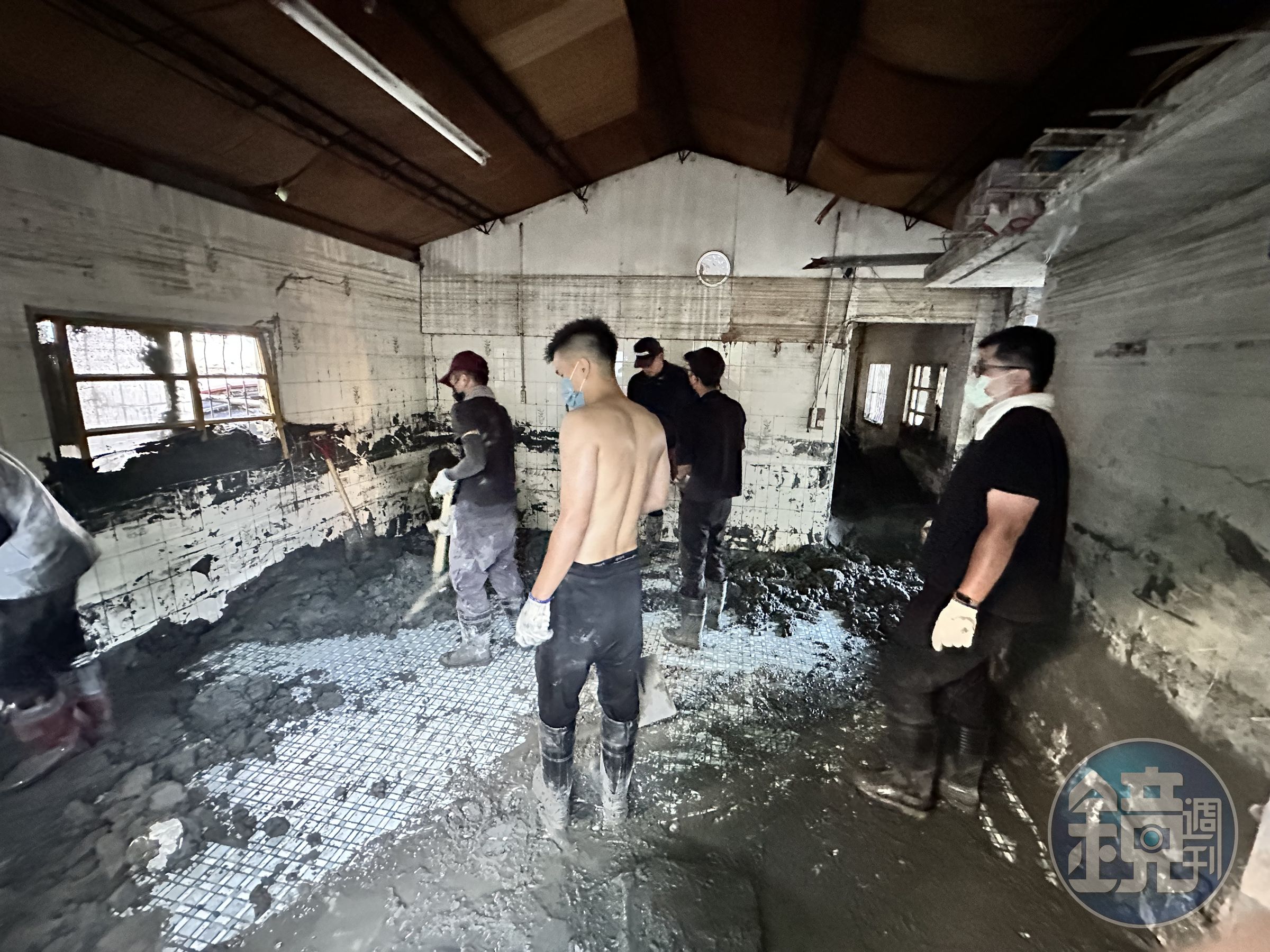 屋內時鐘下明顯的水線，屋內外積著泥土，阿美族部落青年聯手鏟子超人展現清淤高效率。