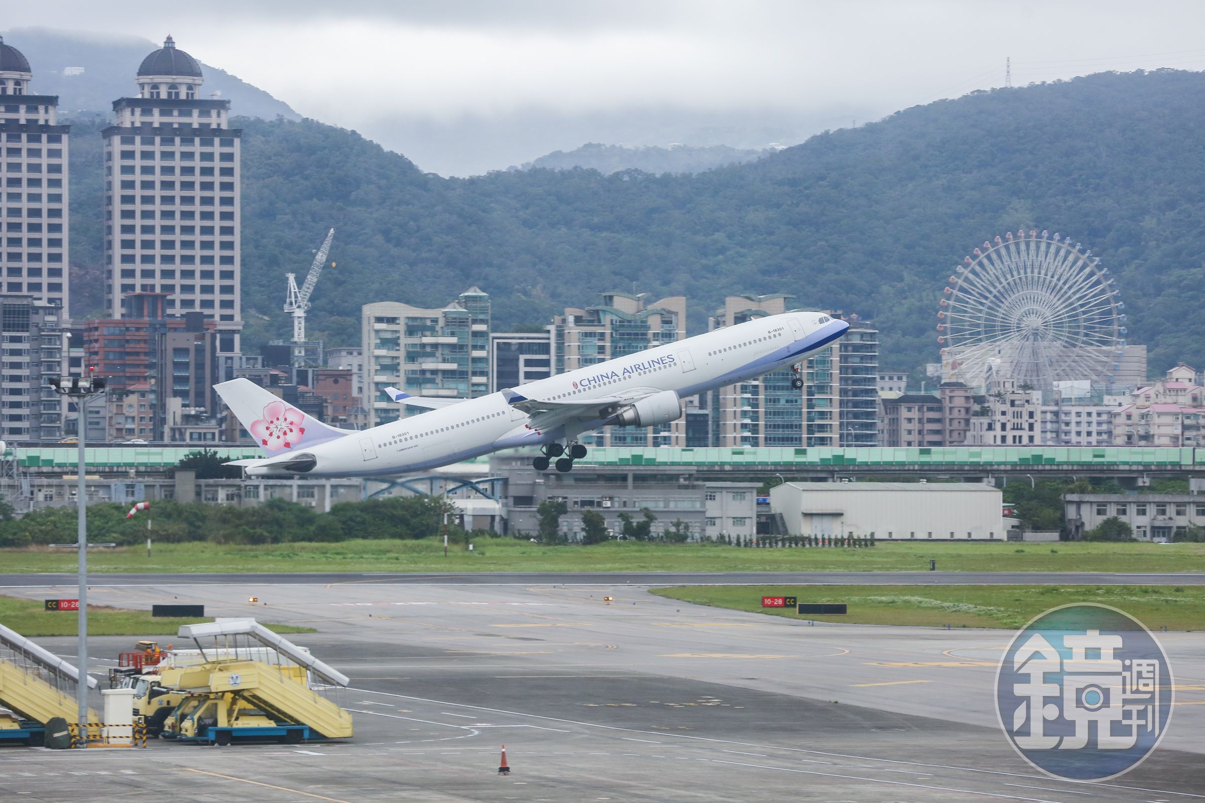 華航、星宇、虎航等航空公司皆做出相關因應與呼籲,提醒同仁將健康與安全擺在第一,勿勉強值勤。(本刊資料照)