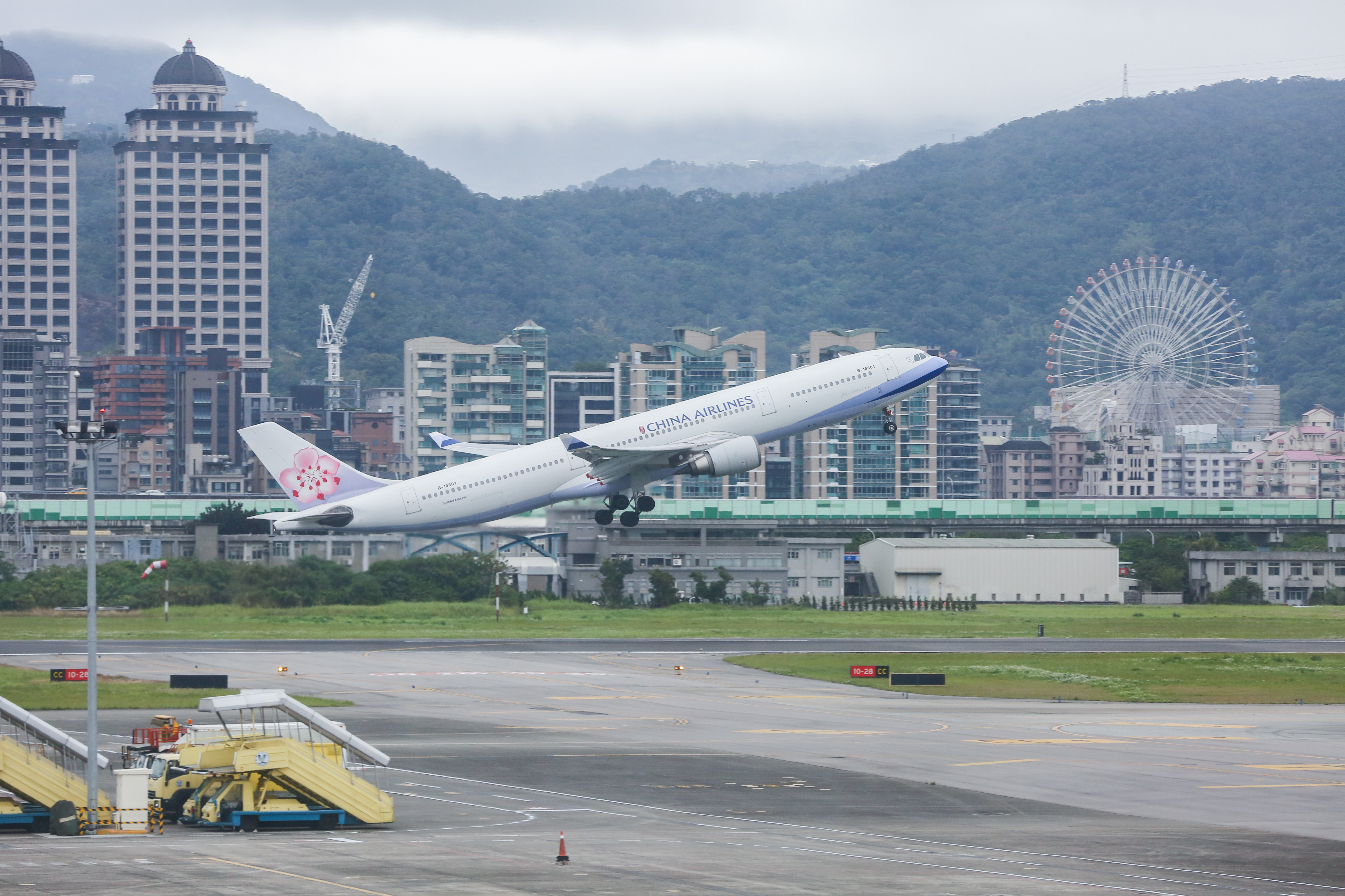 中華航空也被點名有要求受傷員工上班的案例，華航人資週二發出聲明，呼籲同仁若身體不適應請假休息、就醫。（示意圖，資料照）