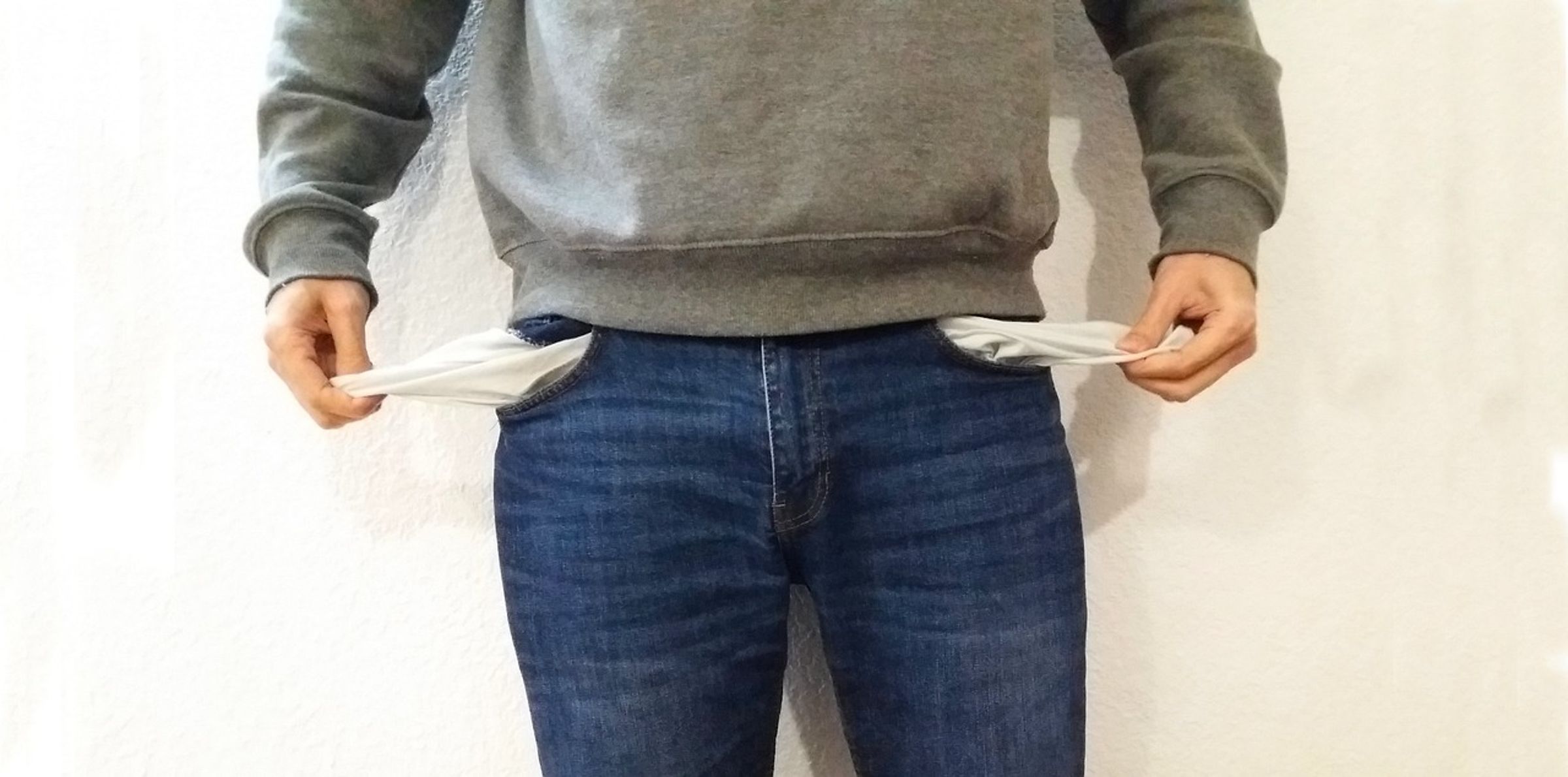 一名中年男子無預警被裁員,頓失每月高薪收入,只能靠老婆暫時支撐家庭開銷。(示意圖,pixabay)
