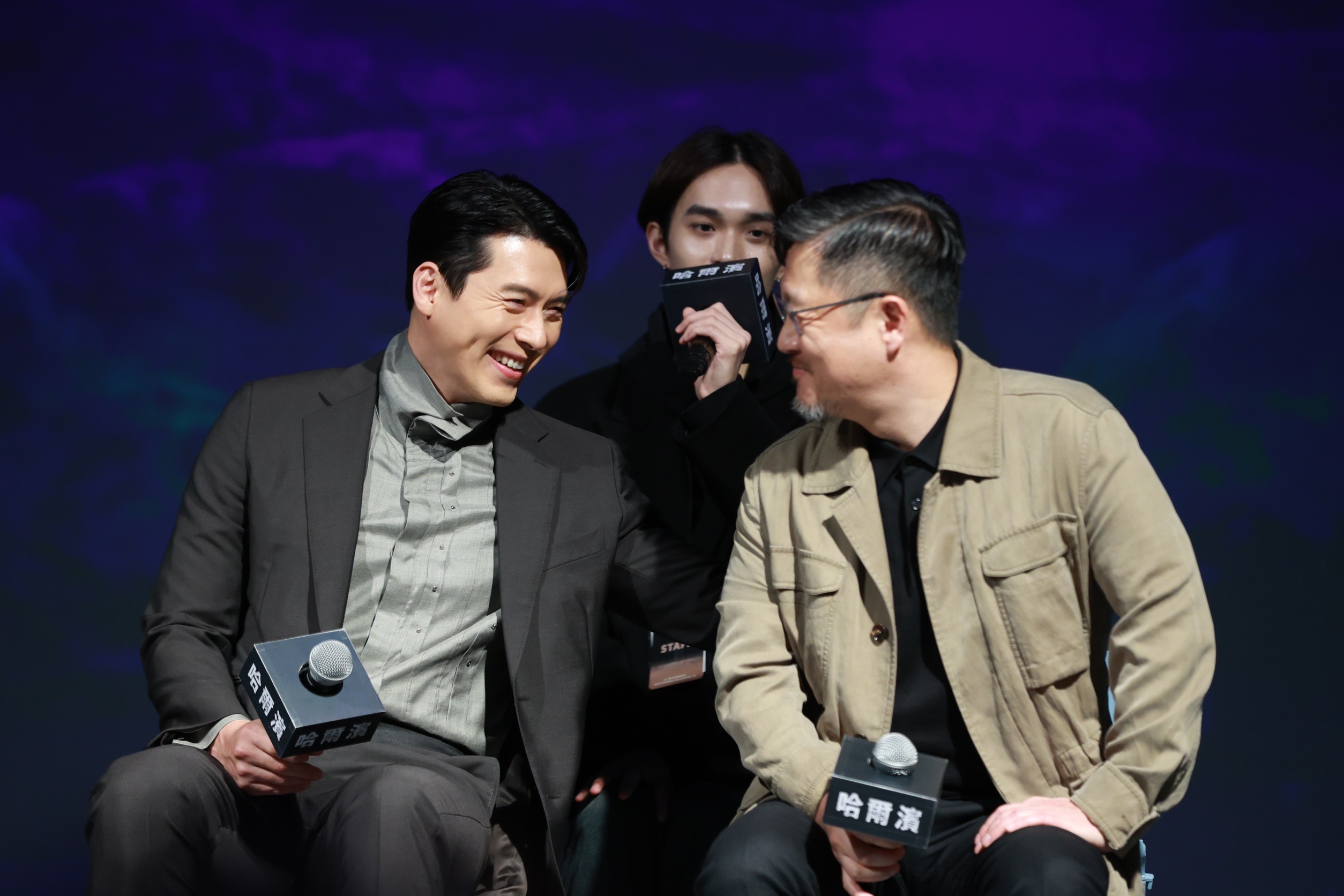 導演禹民鎬(右)不斷稱讚玄彬,讓玄彬笑得超開心。