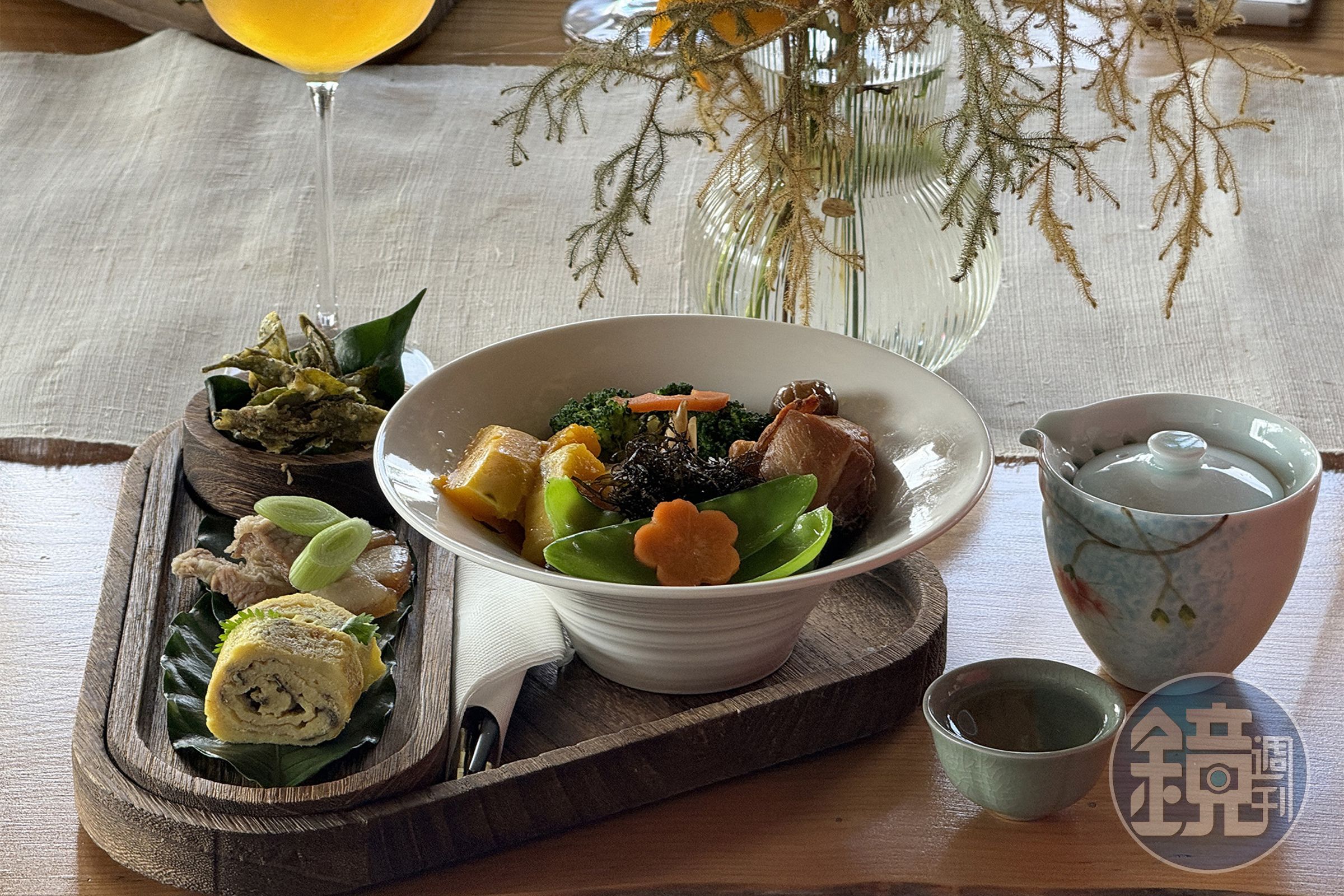 來到茶園除了品茗，也可預約以茶入菜的創意料理，用美食佐眼前雲霧繚繞的風景。（650元／套）
