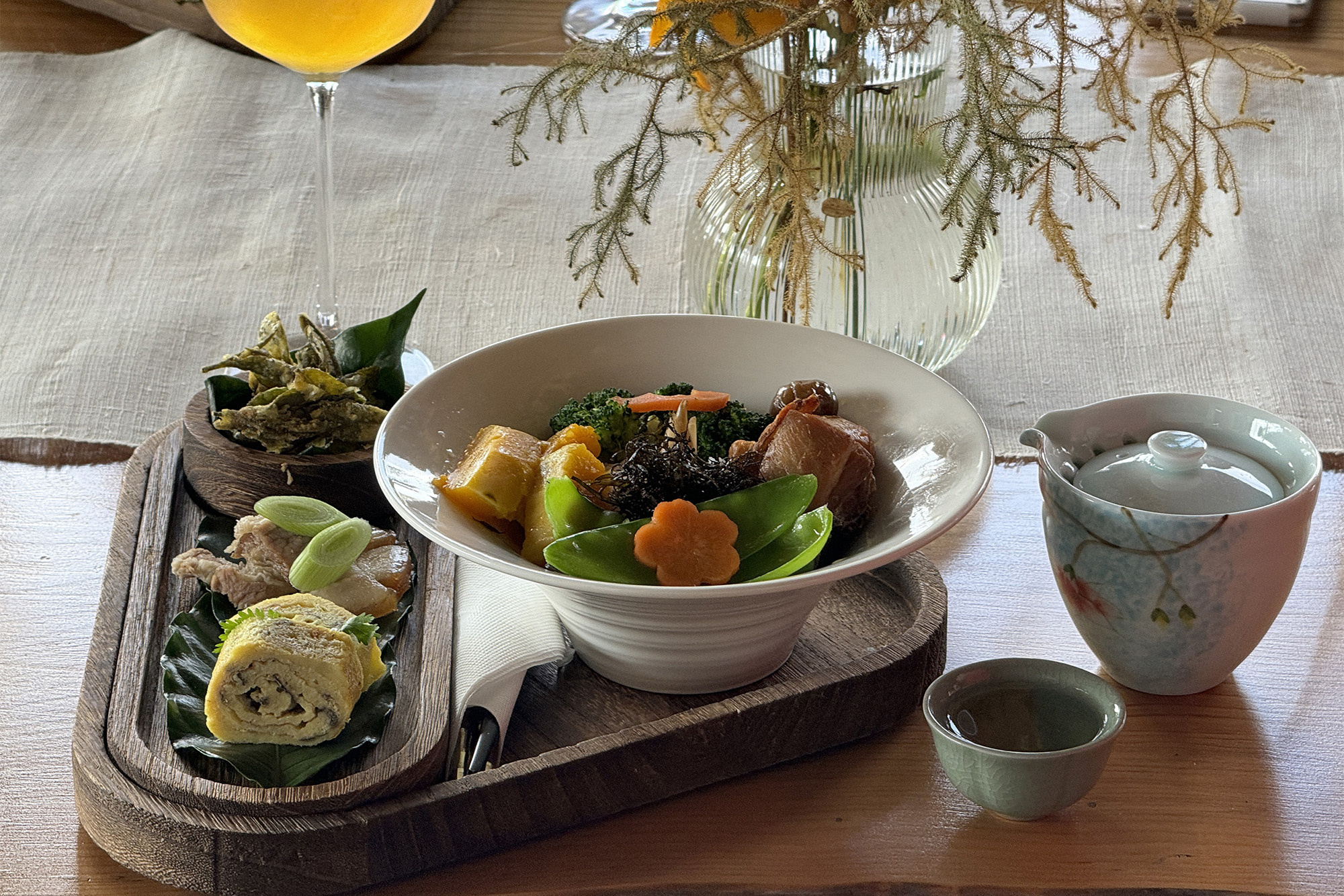 來到茶園除了品茗，也可預約以茶入菜的創意料理，用美食佐眼前雲霧繚繞的風景。（650元／套）