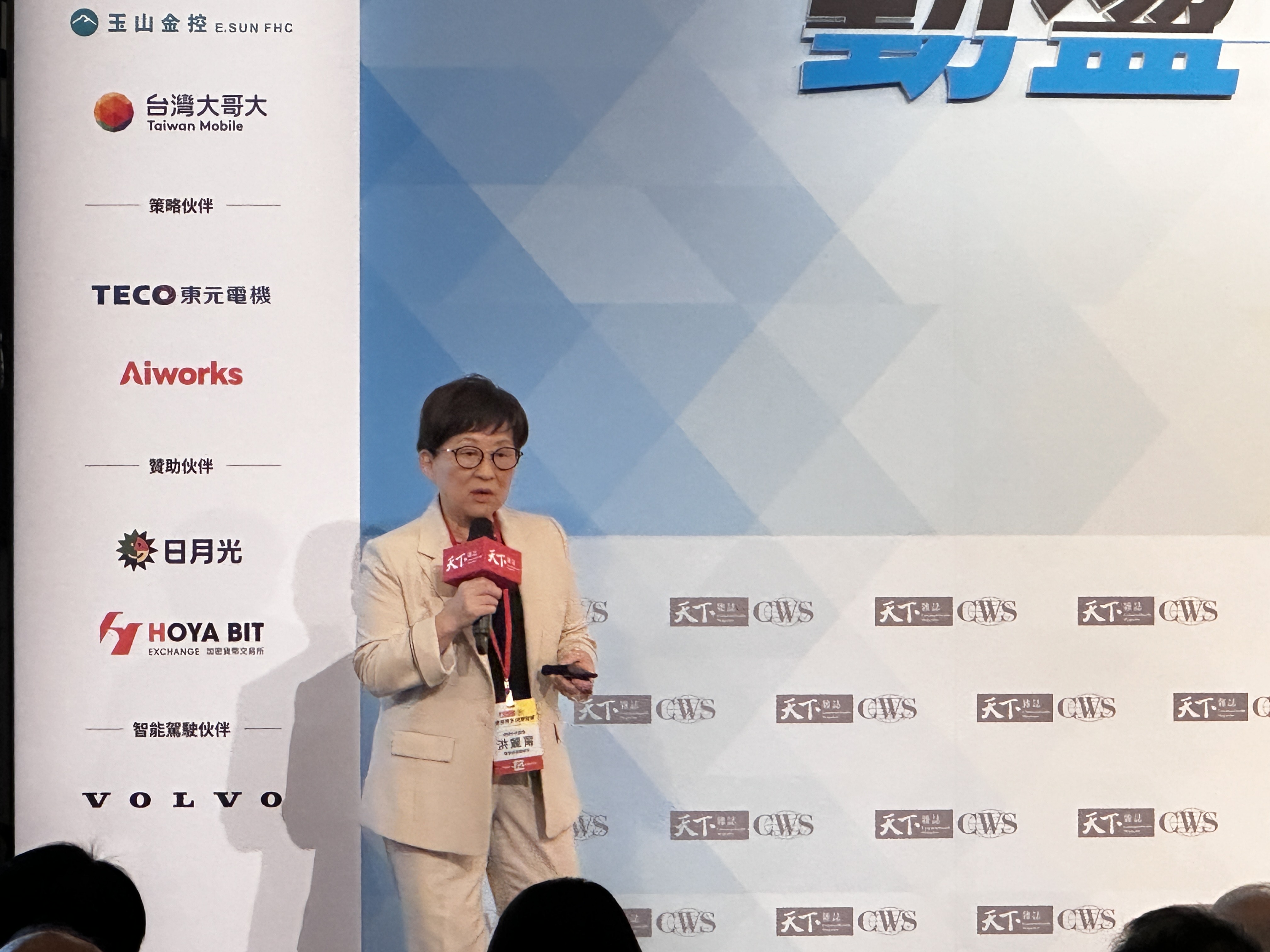 緯穎董事長洪麗寗笑言「自己是一個喜歡做生意、上戰場的人」。