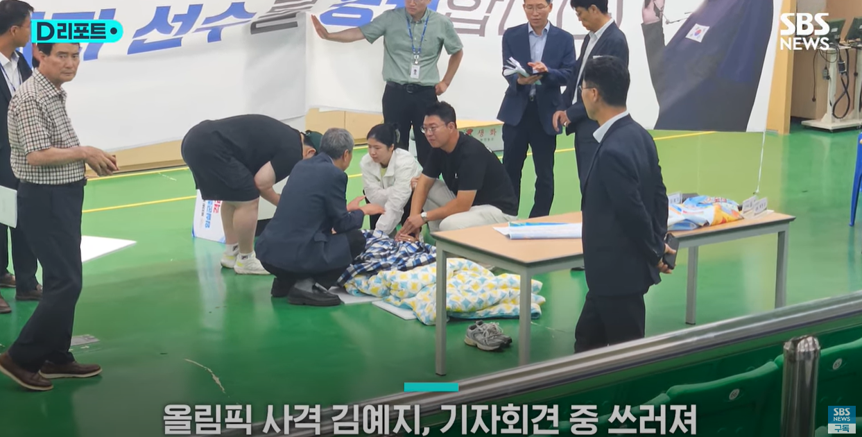 金藝智今在記者會途中，突然昏倒。（翻自SBS畫面）