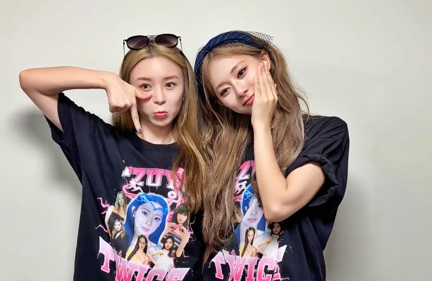 Elkie莊錠欣與周子瑜合照，比「TT」笑她「哭哭了」。（截圖自Elkie莊錠欣 INS）