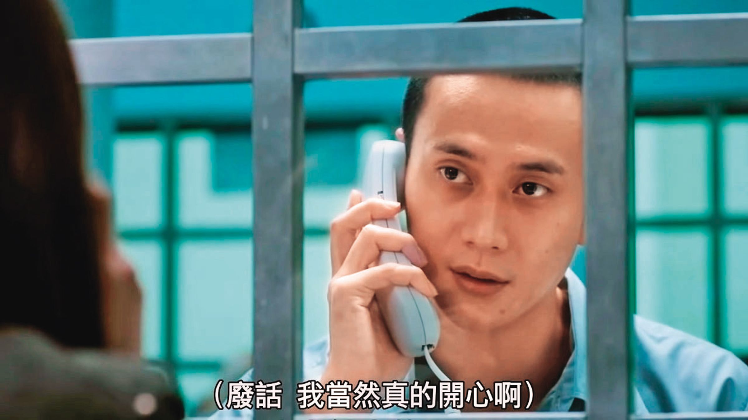 電影《致親愛的孤獨者》女主角小薰(張寗飾)是探監陪聊的會客妹。男主角是木訥寡言的編號2923(劉冠廷飾)(圖)。(翻攝夢田文創)