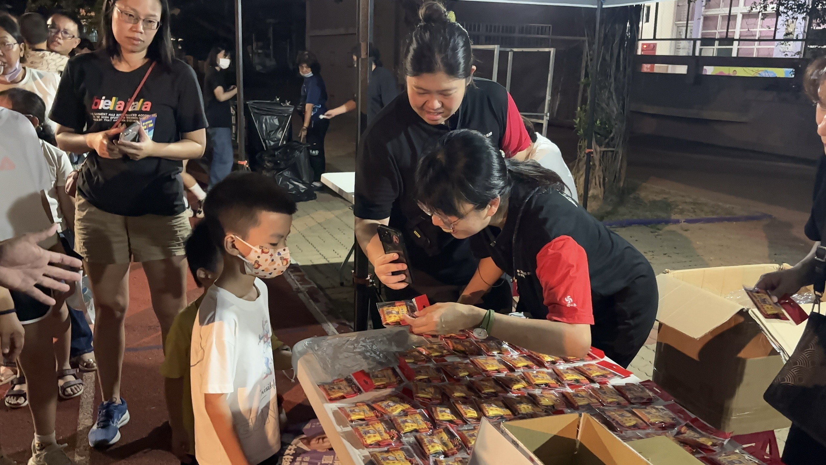 嘉義新港奉天宮特別贈送媽祖「小神衣香火袋」,小朋友說台語就可獲得。(紙風車劇團提供)