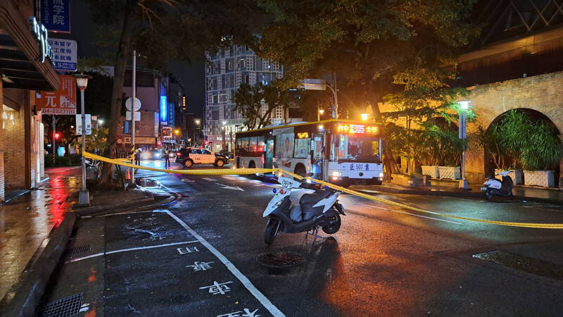 東海大學女子慘死公車輪下，警方封鎖現場蒐證，追究肇事責任。（讀者提供）