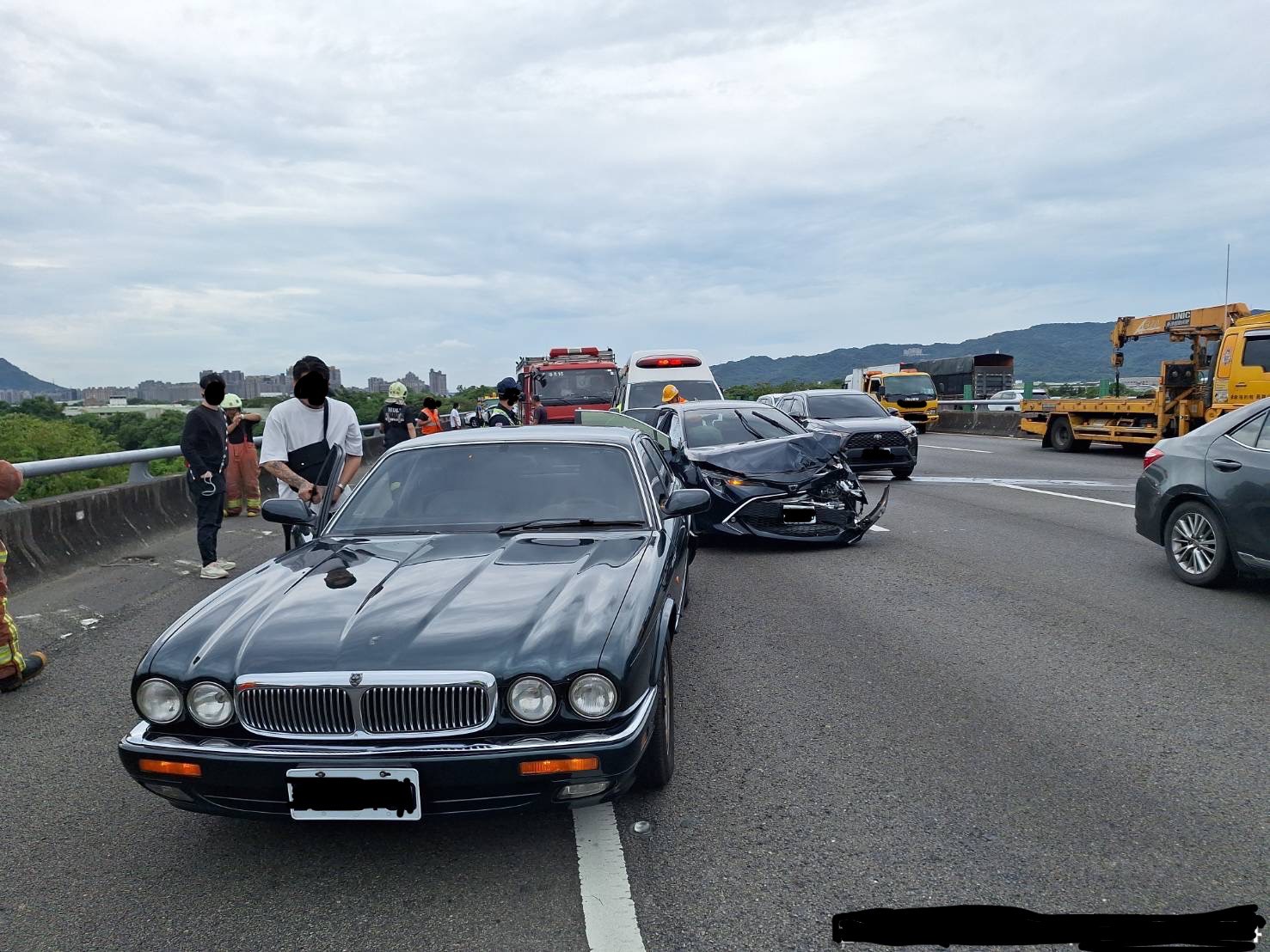 國道三號土城段今午發生5車追撞連環車禍。(翻攝畫面)