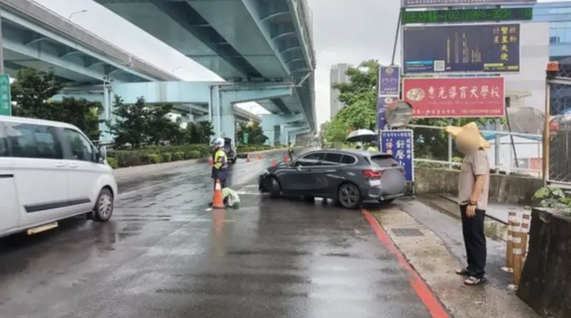 張女昨早在前往學校的路上遭遇車禍，撞擊致安全帽脫落，頭部重傷搶救不治。（翻攝畫面）