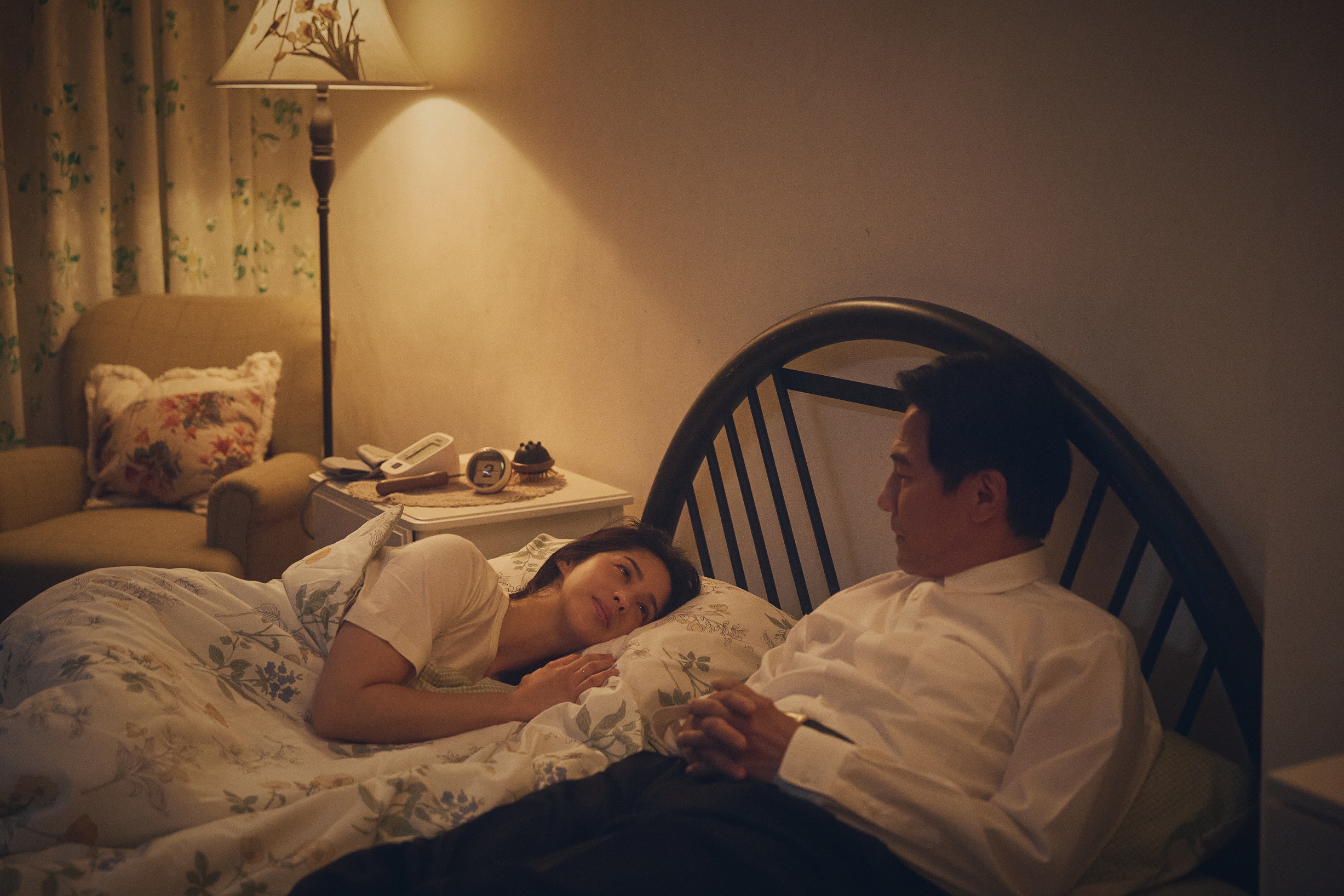 大愛劇《院長爸爸》戴立忍與莫允雯的深情對戲。（大愛提供）