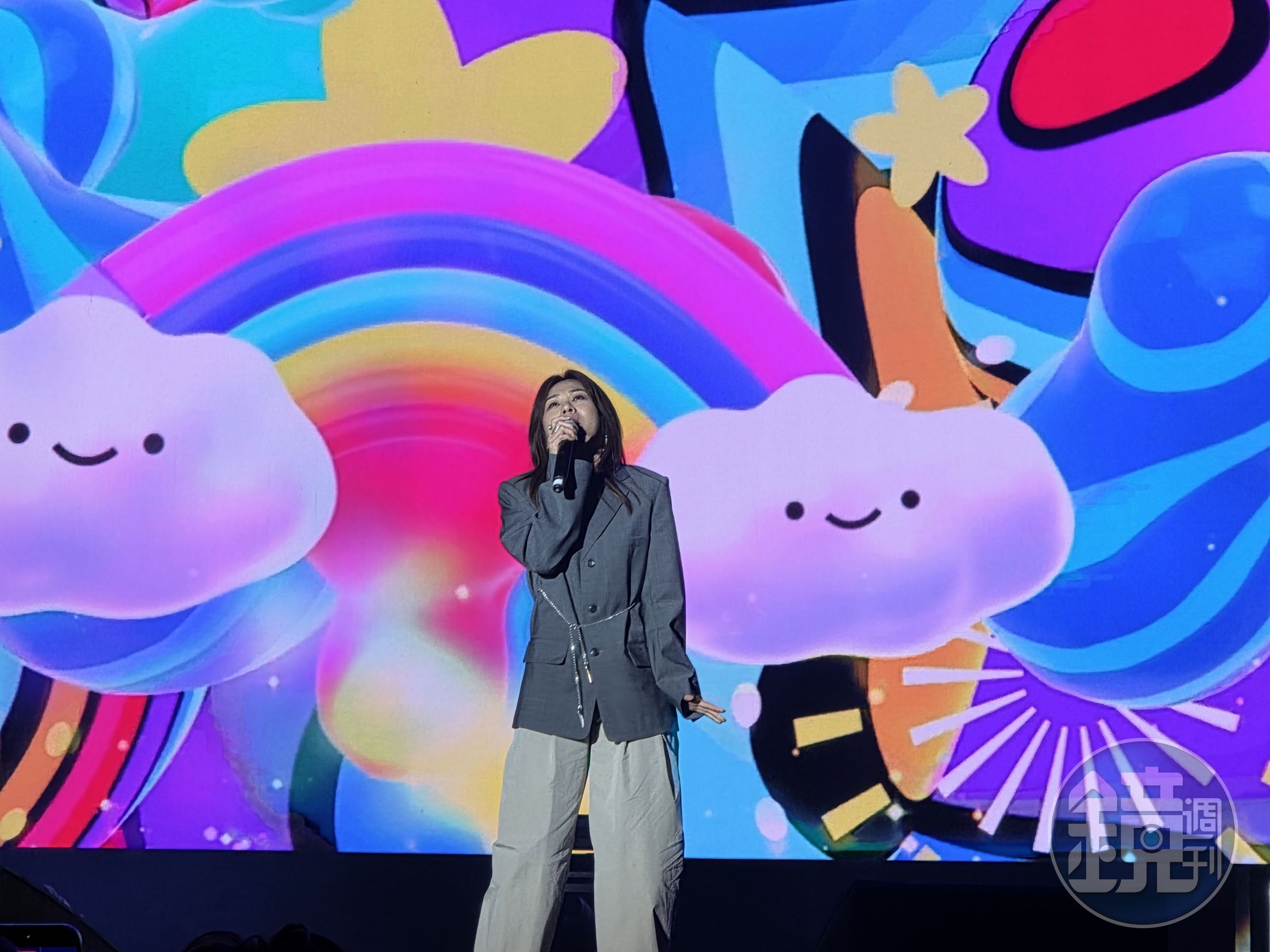金曲創作歌手蔡健雅在健身工廠春酒派對開唱,現場宛如演唱會。