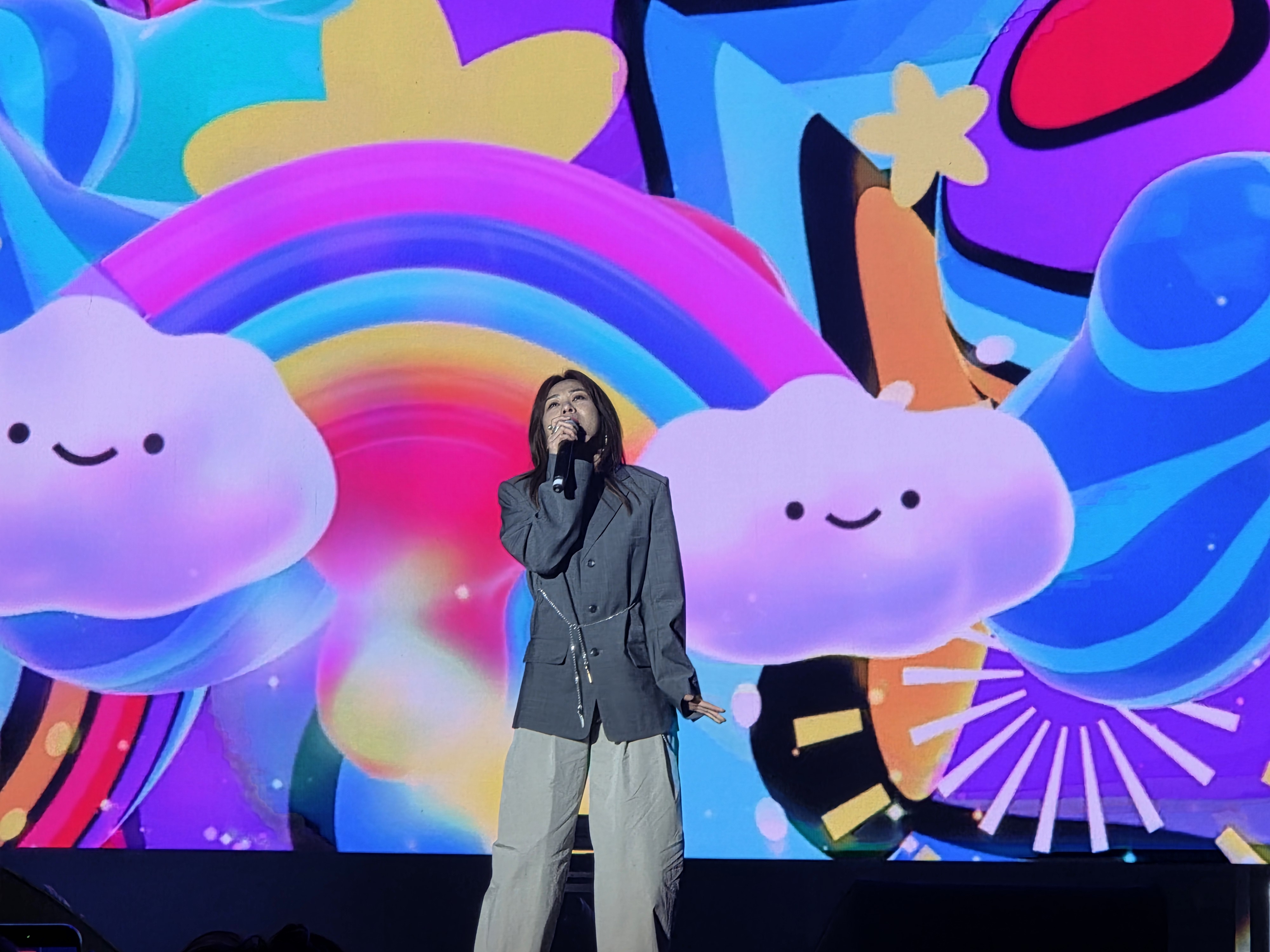 金曲創作歌手蔡健雅在健身工廠春酒派對開唱，現場宛如演唱會。