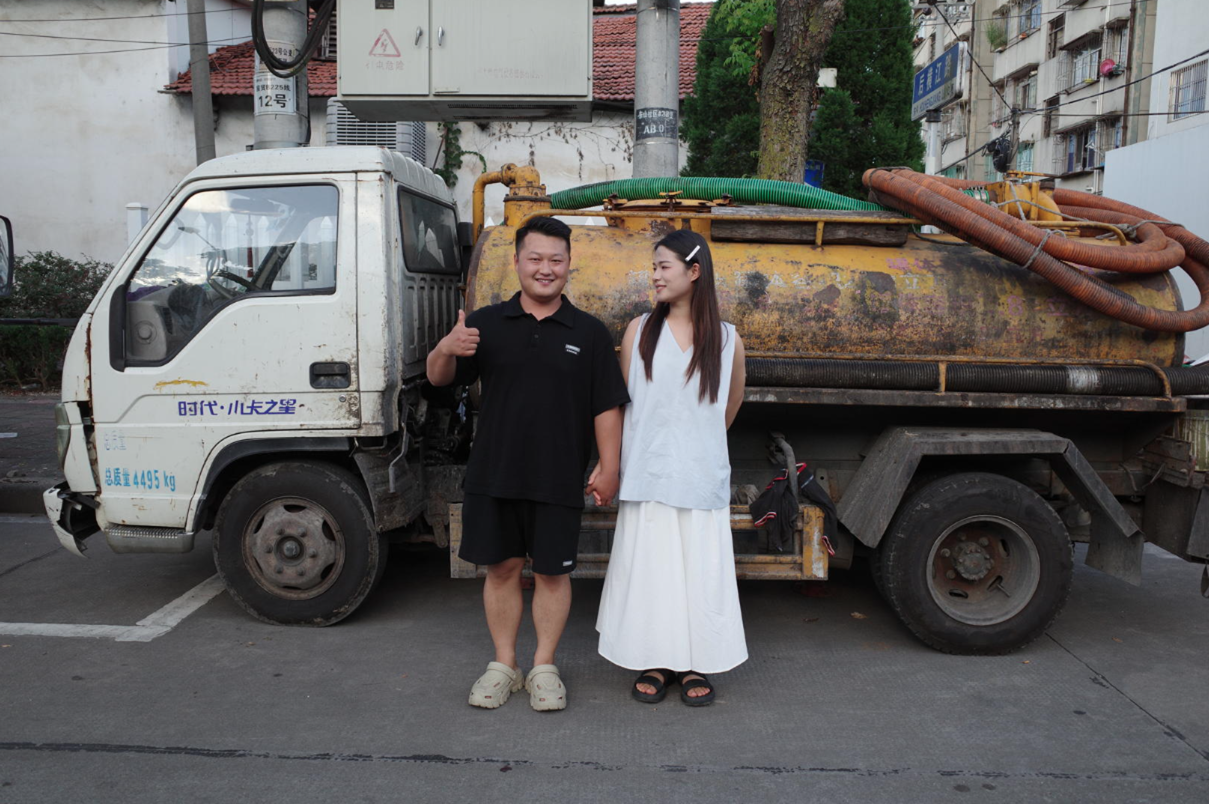 每天掏化糞池卻擁賓士人生！他靠最髒工作賺進愛情婚禮還要請一排糞車隊- 鏡週刊Mirror Media