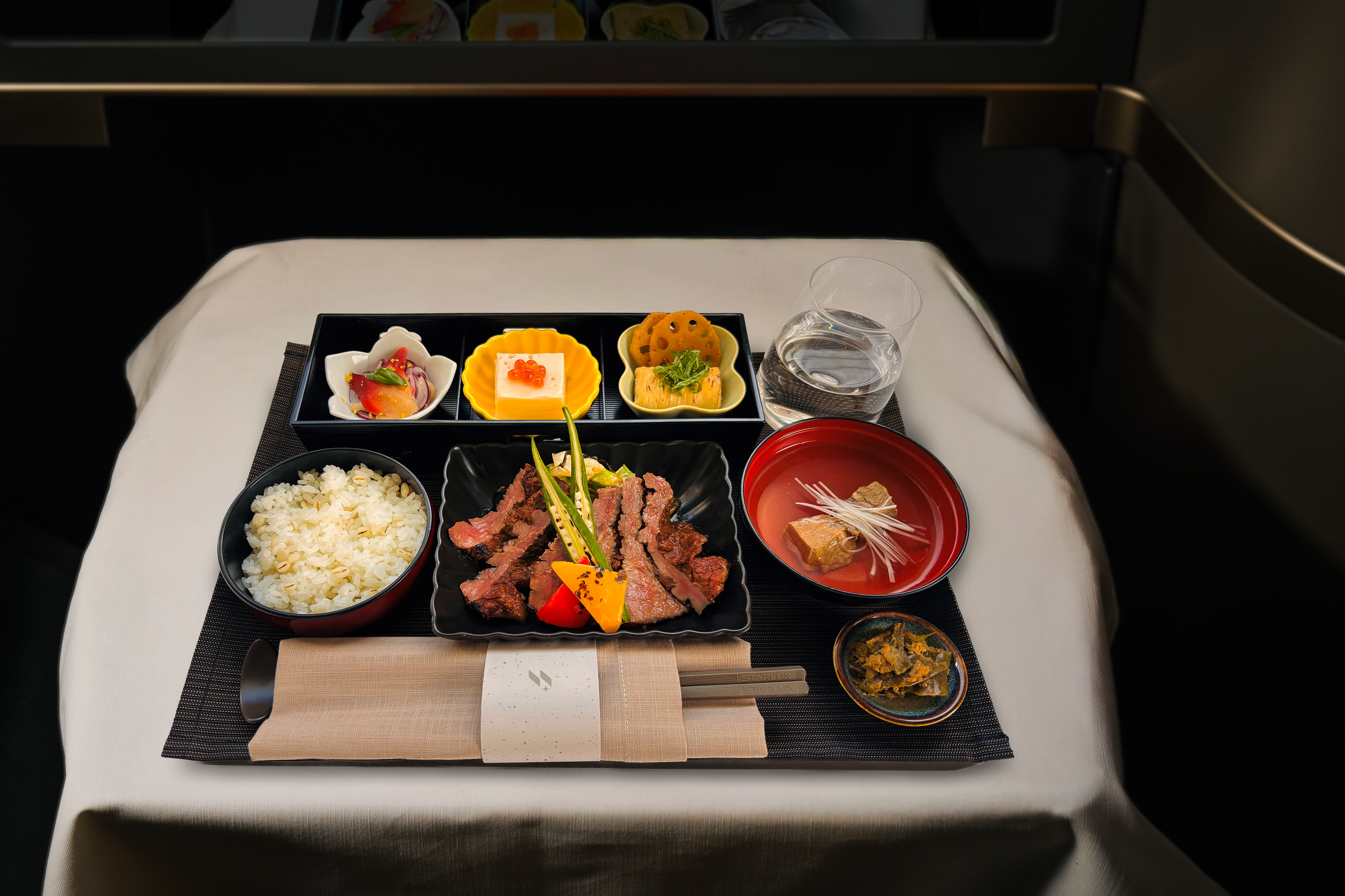 星宇航空持續攜手米其林一星「元紀.台灣菜」,10月1日起在台北出發長程航線換上秋冬新菜單,頭等艙、商務艙都能在高空吃到暖胃台灣味。(星宇航空提供)