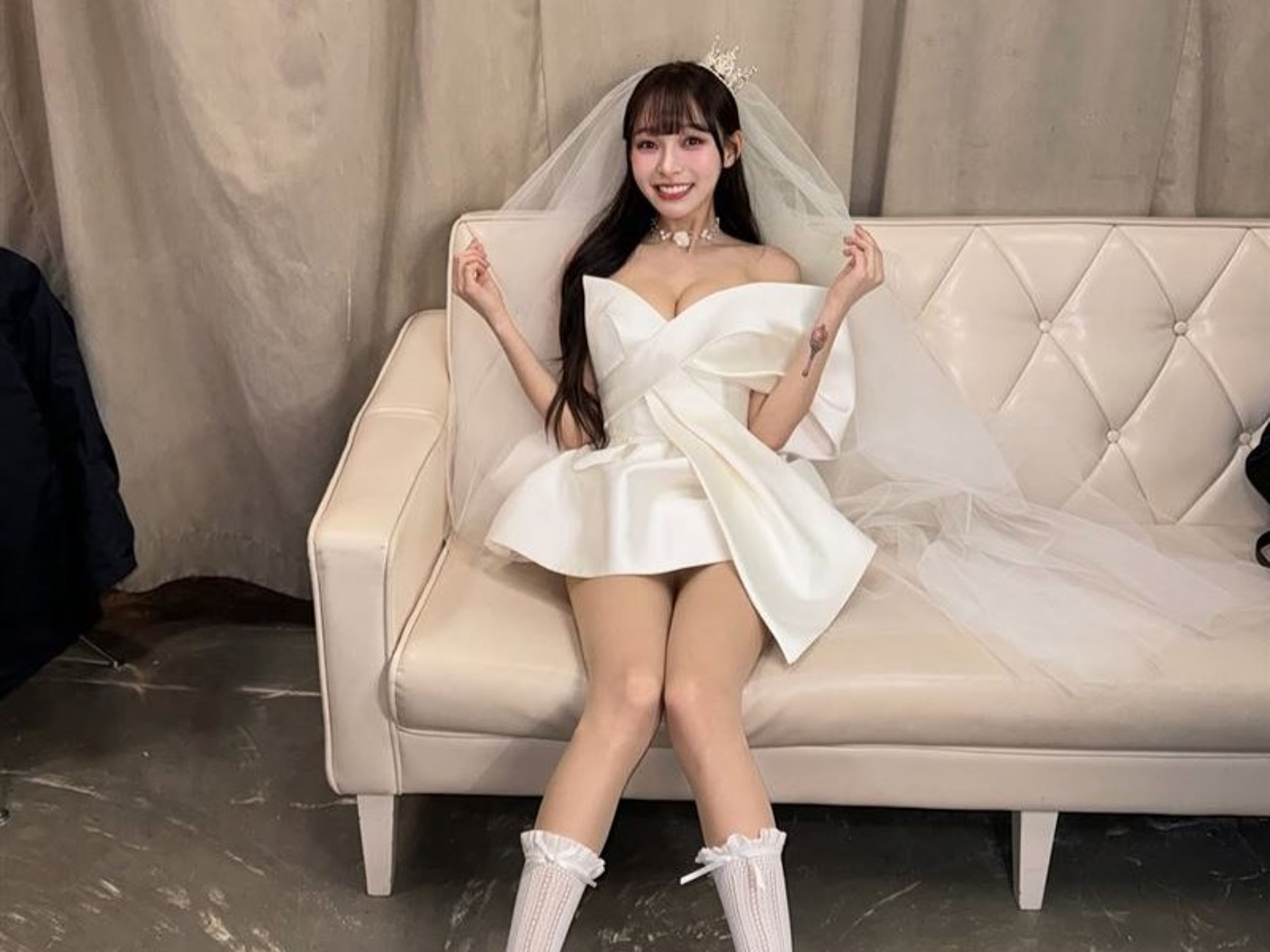 林襄為味全龍啦啦隊「小龍女」白紗系列周邊商品拍攝美照。(翻攝自林襄IG)