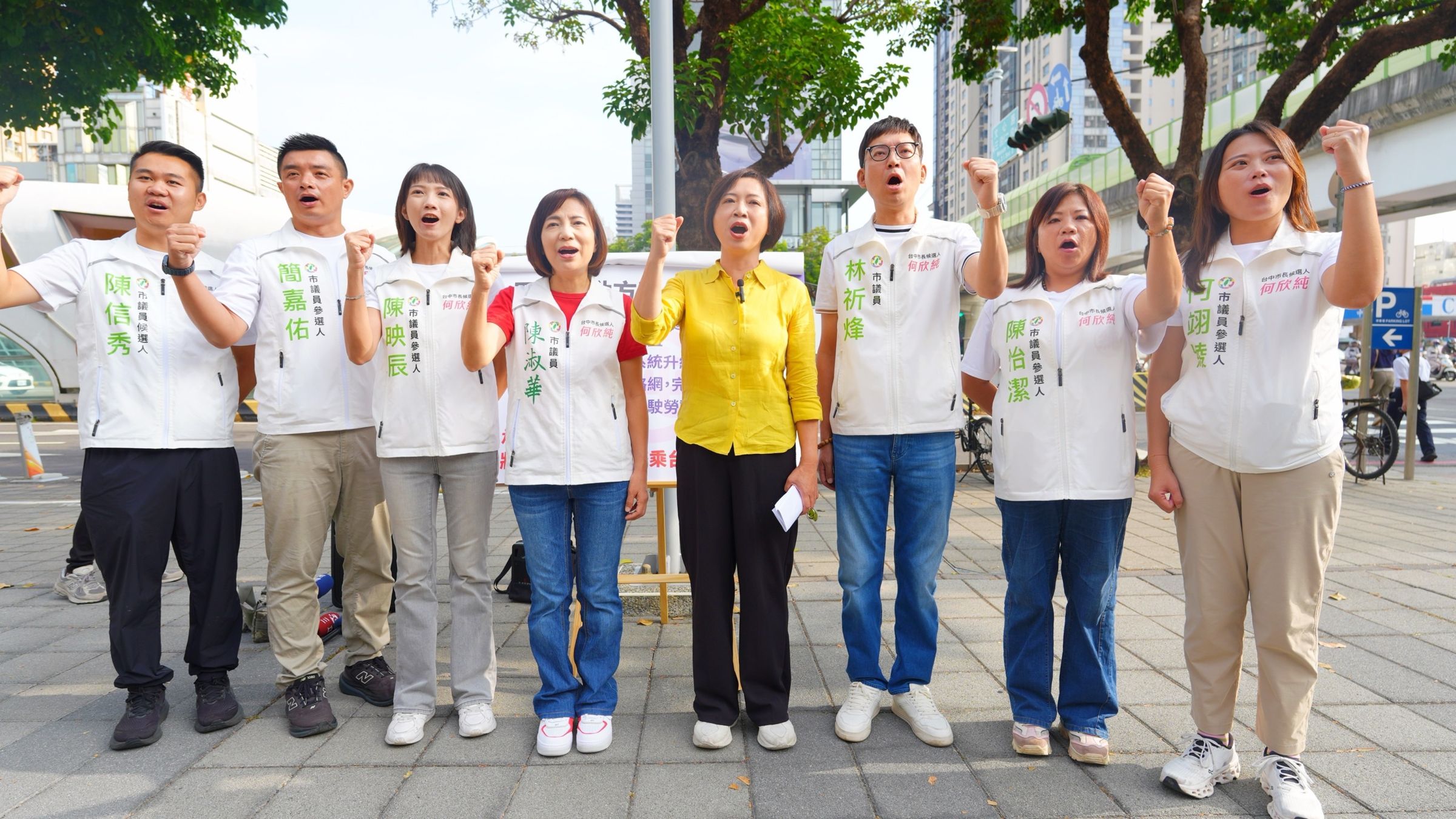 何欣純（右4）攜手台中市議員參選人，提出提升公車運能、升級交通App、重整公車路網及改善駕駛長勞動條件等四大行動方案，期盼改善台中公共運輸服務。