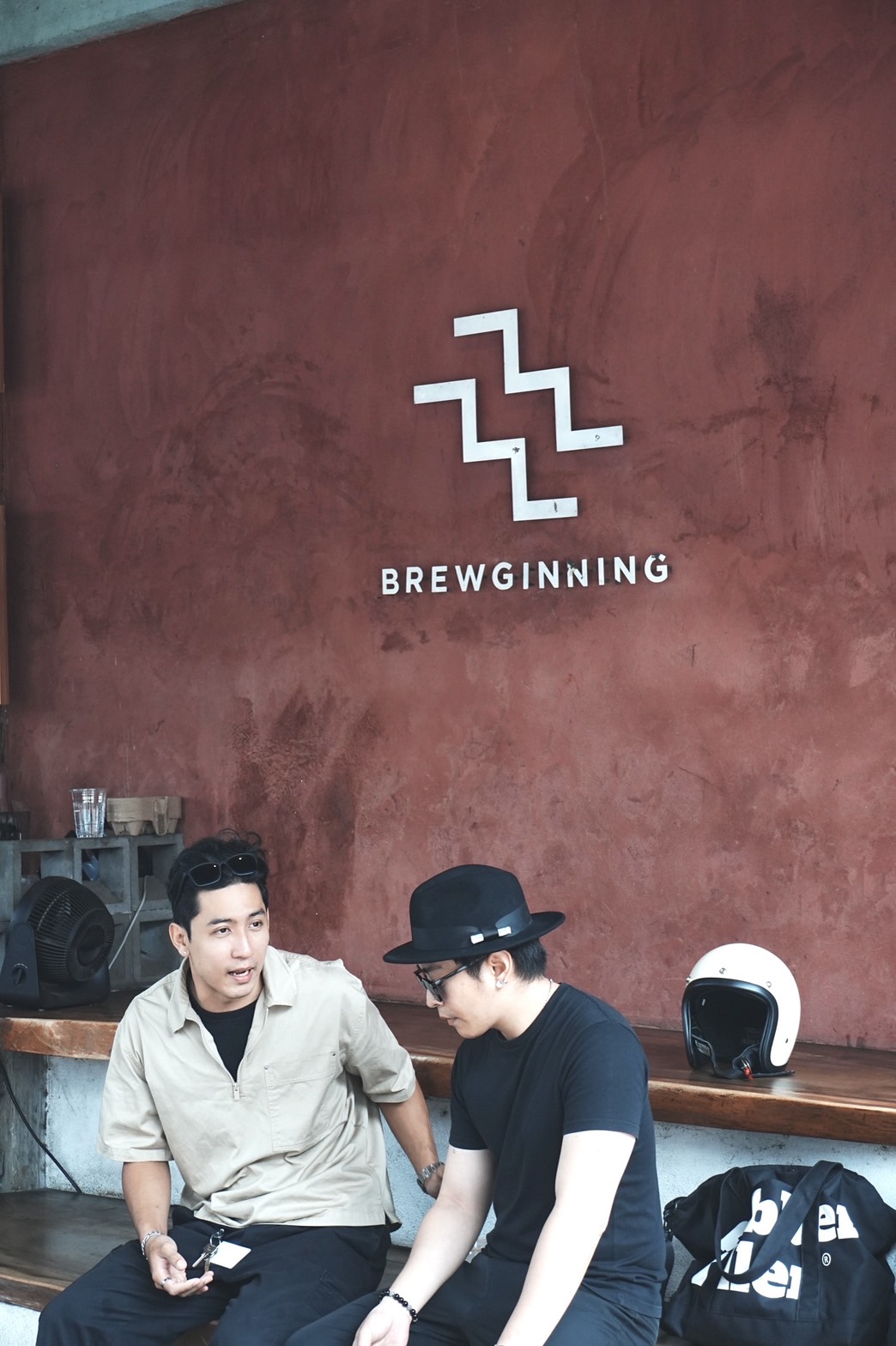 「Brewginning Coffee」的紅色牆面也同等於招牌。