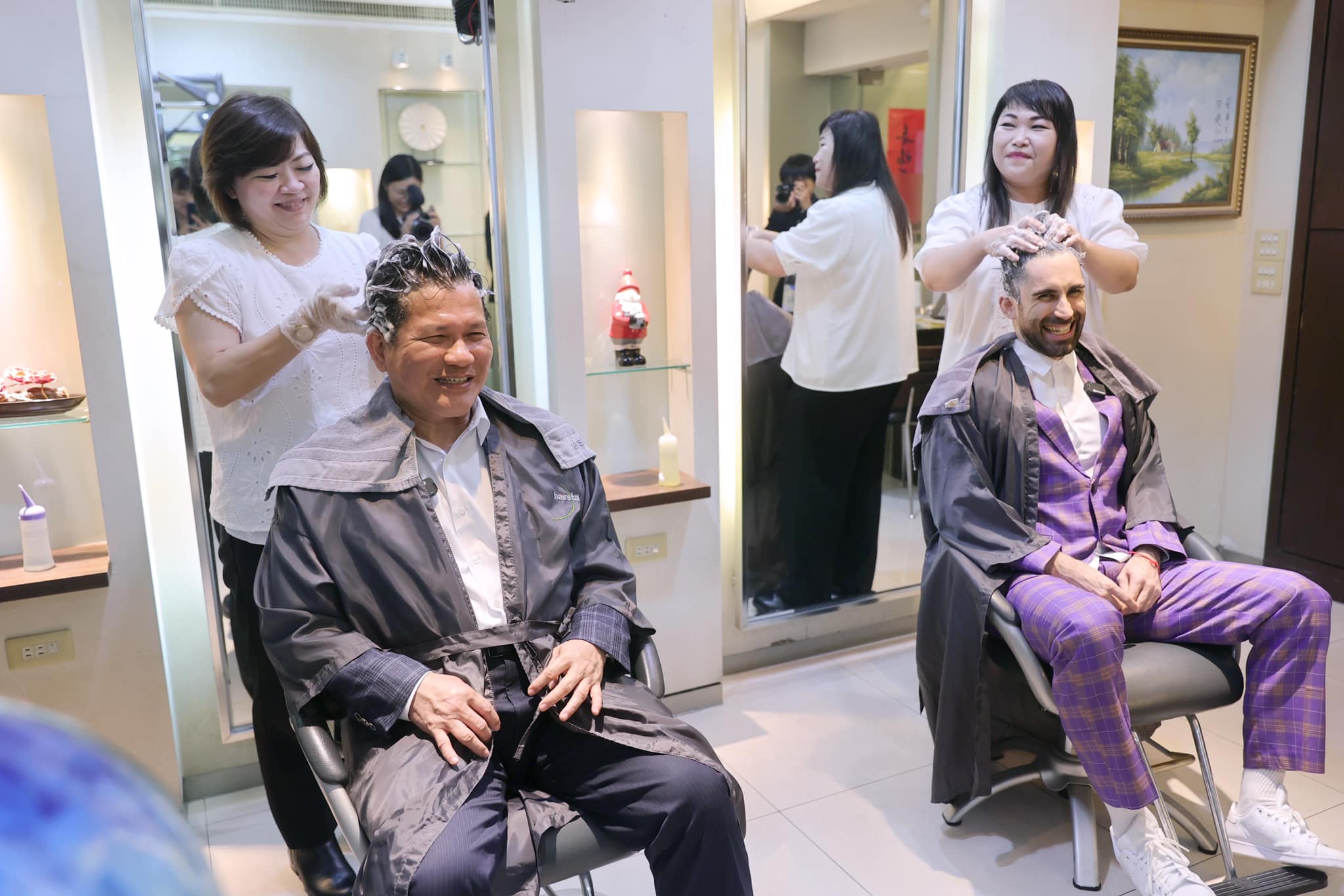 林佳龍帶酷體驗總統府裡美髮部的台式洗髮。（翻攝自林佳龍臉書）