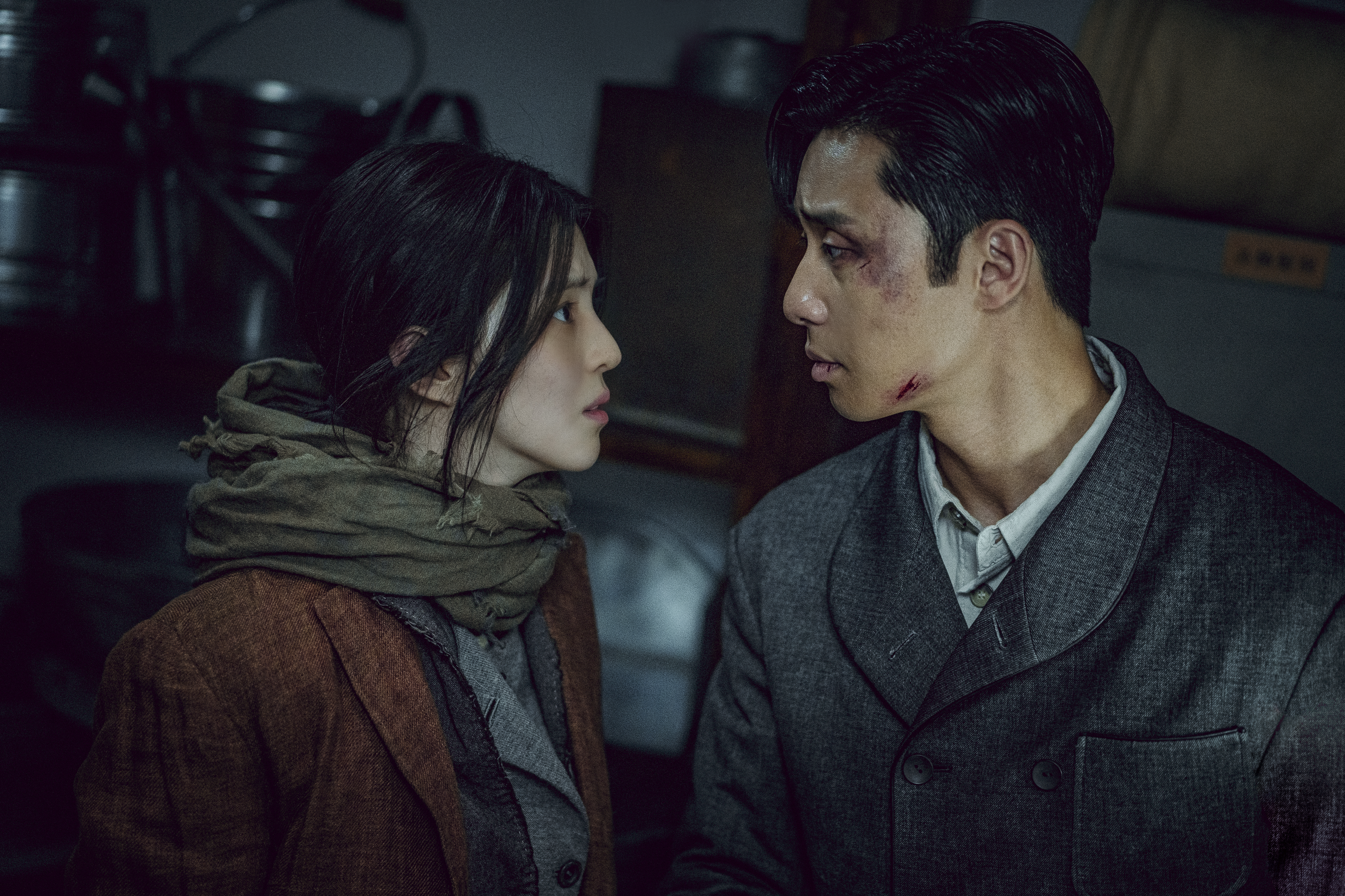 韓韶禧(左)與朴敘俊願意接演《京城怪物》讓負責該劇配樂的音樂家相當讚嘆。(Netflix提供)