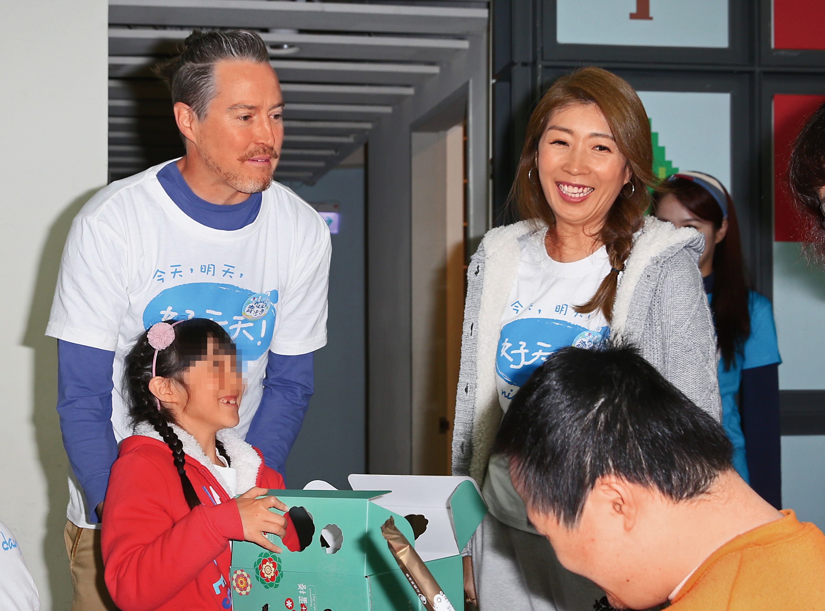 黃嘉千和夏克立一家曾以幸福形象在演藝圈活動,此情此景不復以往。